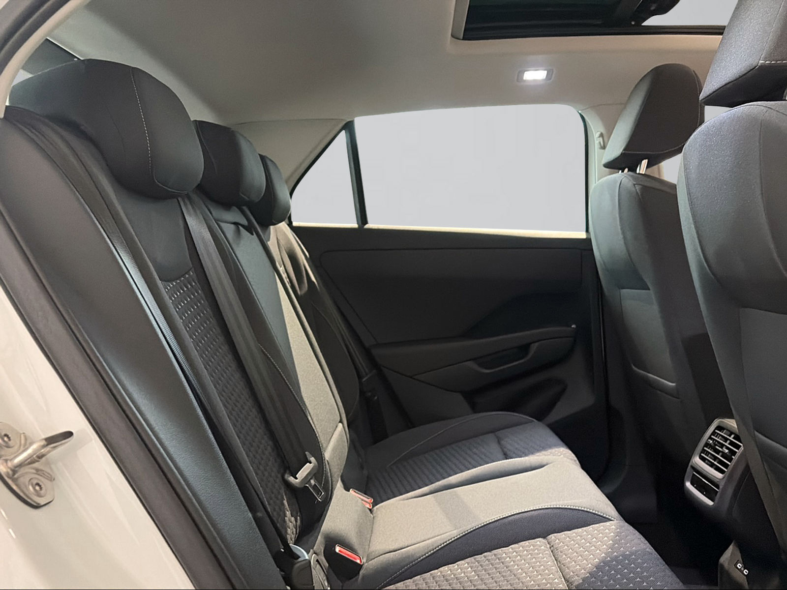 VW T-Roc 1.5 eTSI mHEV Life DSG-image-5