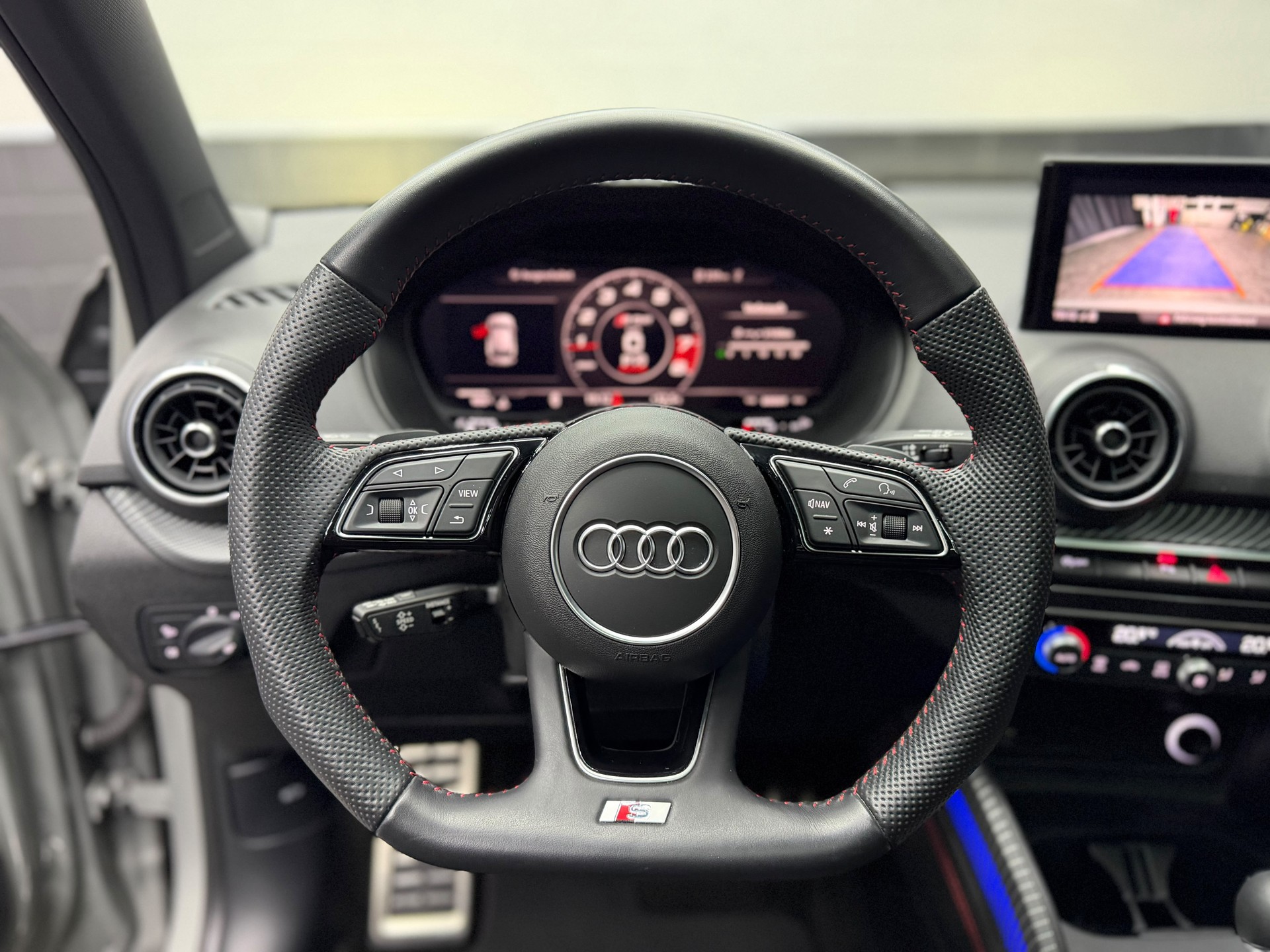 AUDI SQ2 TFSI quattro S-tronic | CH-Auto | Gratis-Service | Panorama Dach | ACC | Rückfahrkamera | Ambiente-image-14