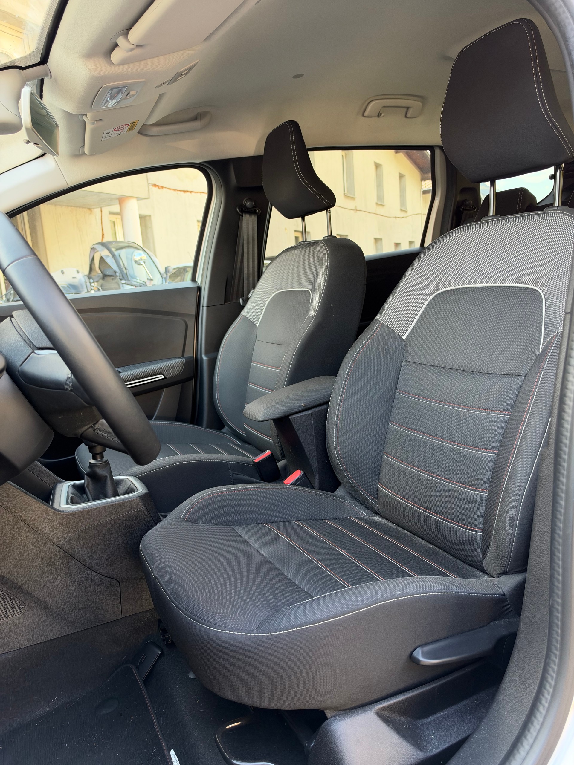 DACIA Jogger TCe 110 Extreme-image-13