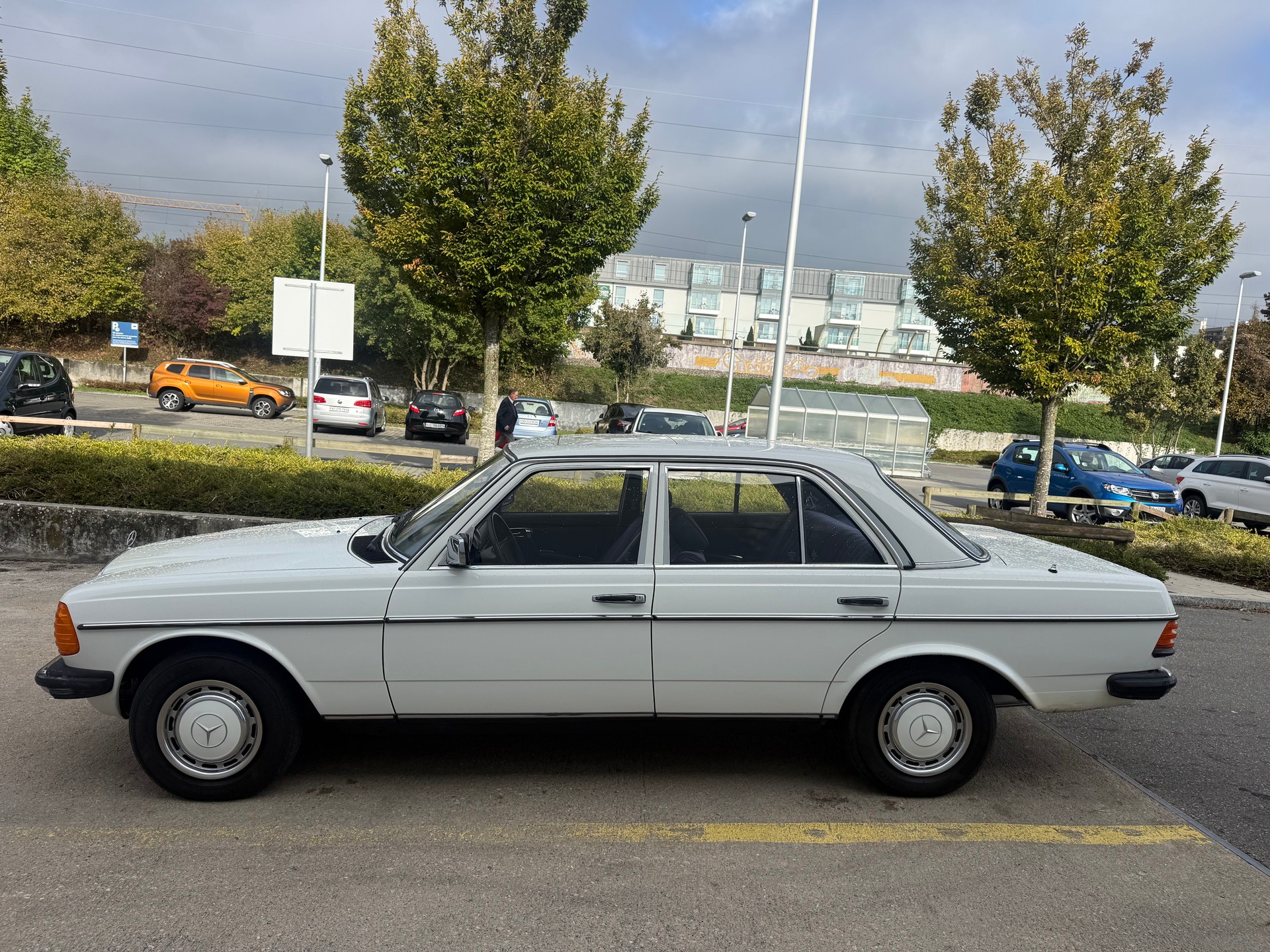 MERCEDES-BENZ E-image-3