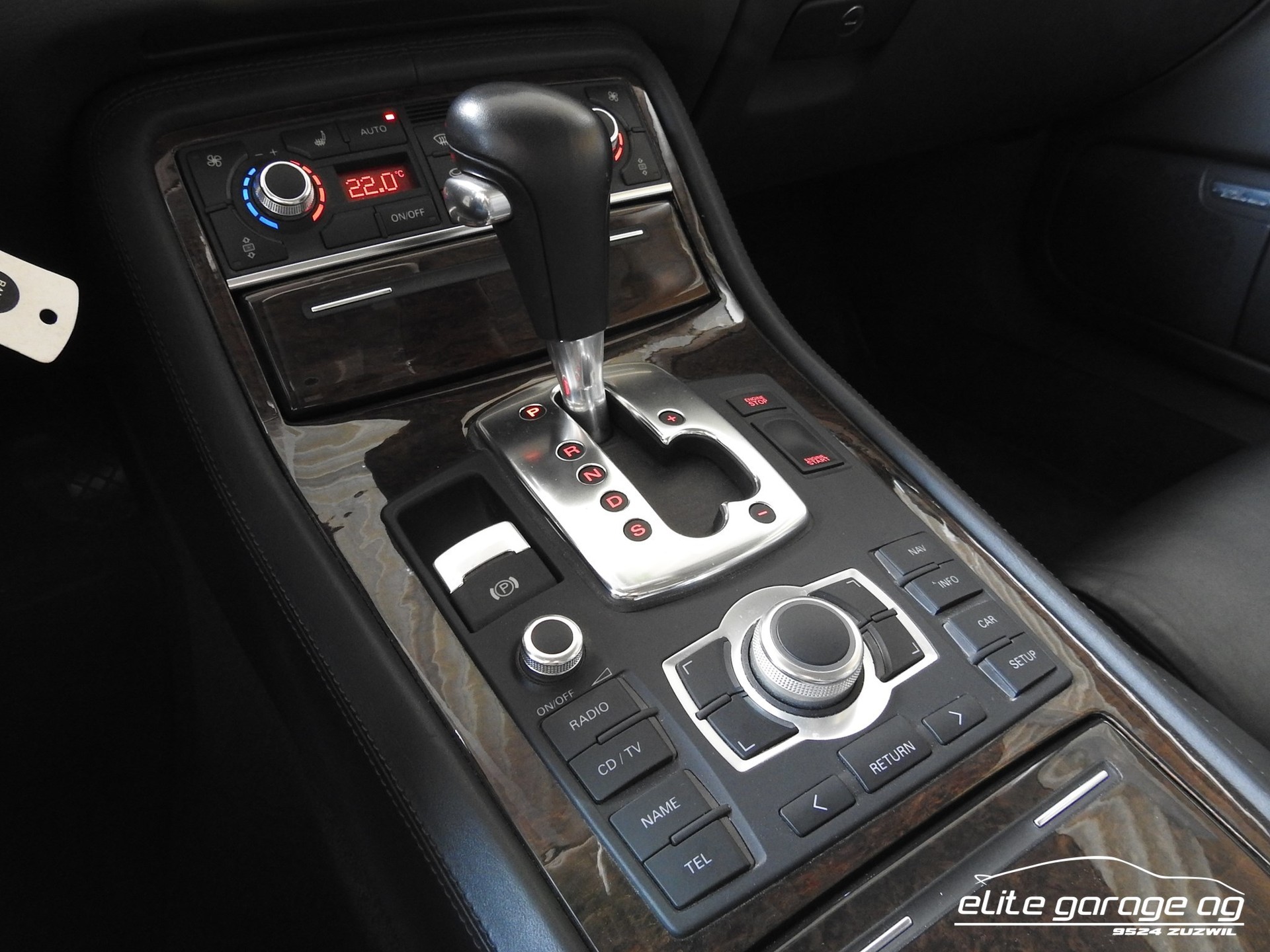 AUDI A8  6.0 quattro-image-12