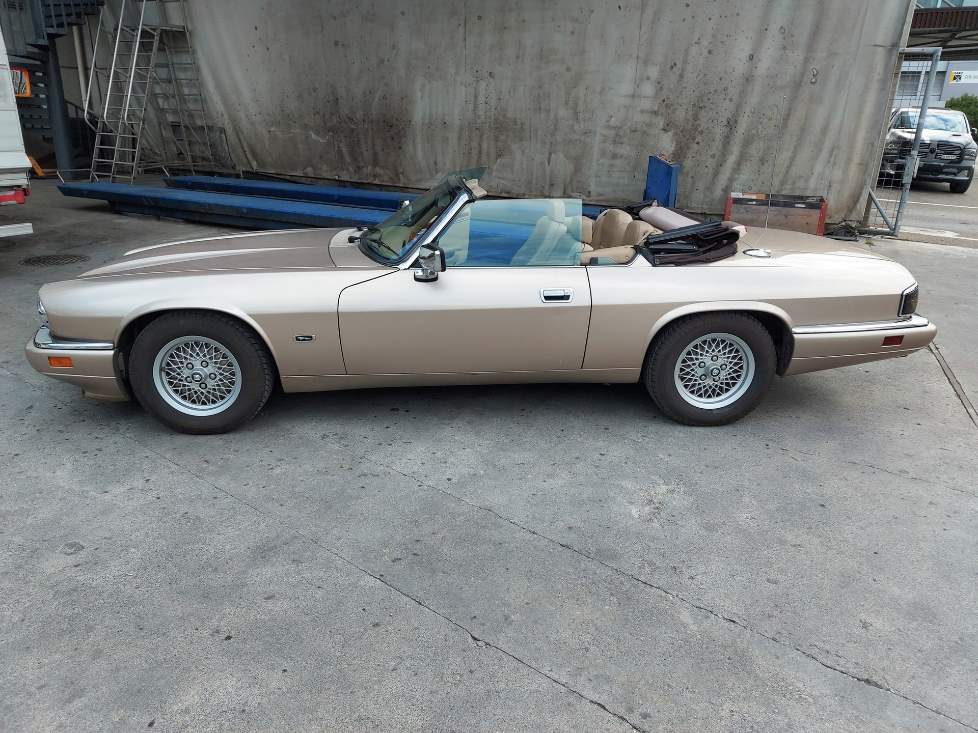 JAGUAR XJS 4.0 Convertible-image-7