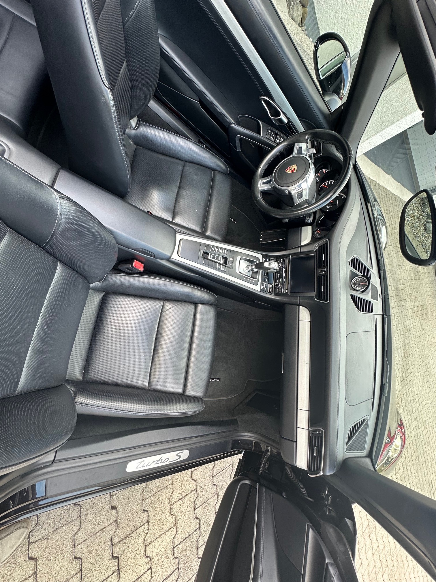 PORSCHE 911 Turbo S Cabrio PDK-image-5