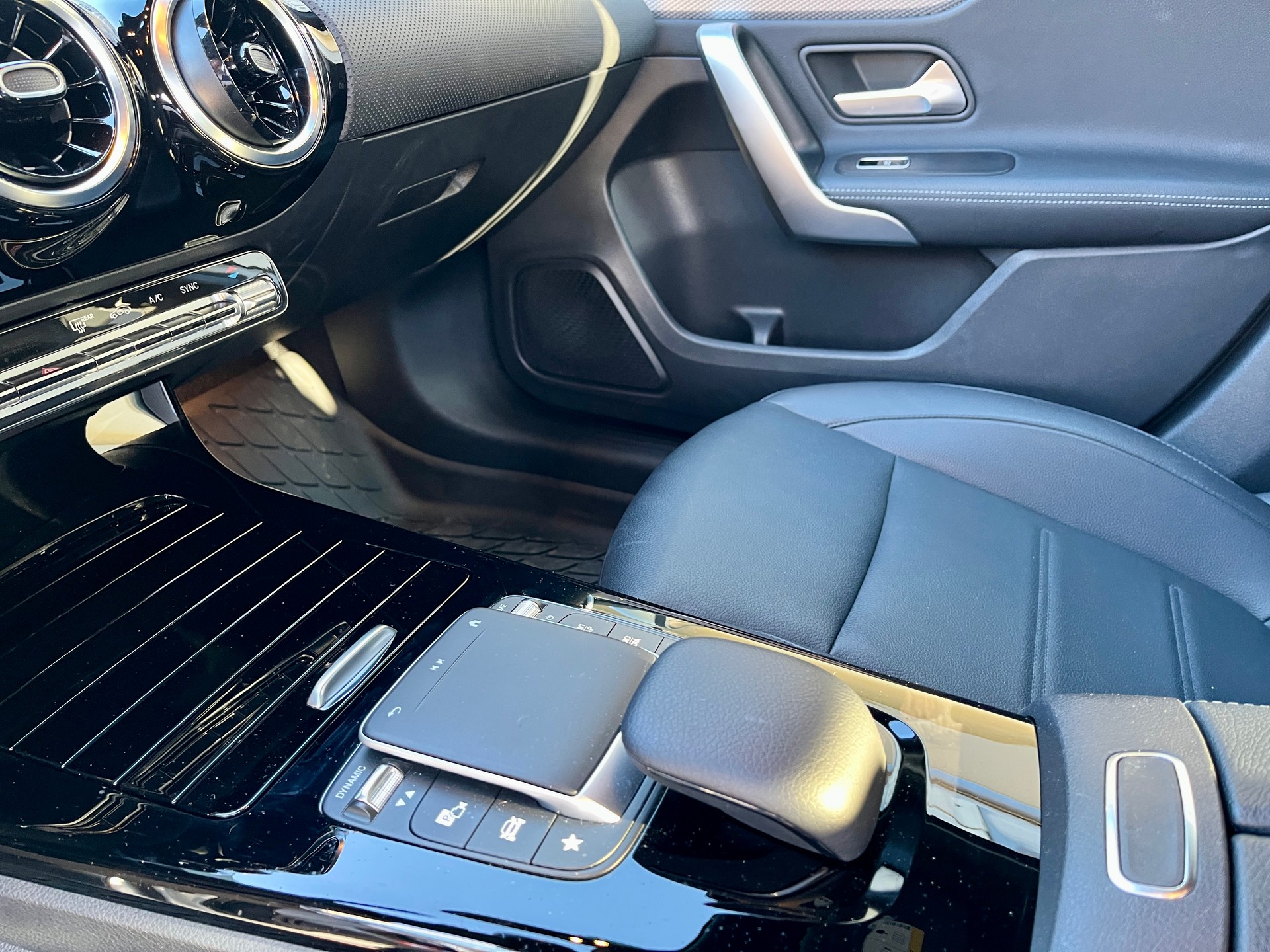 MERCEDES-BENZ A 180 Progressive 7G-DCT-image-24