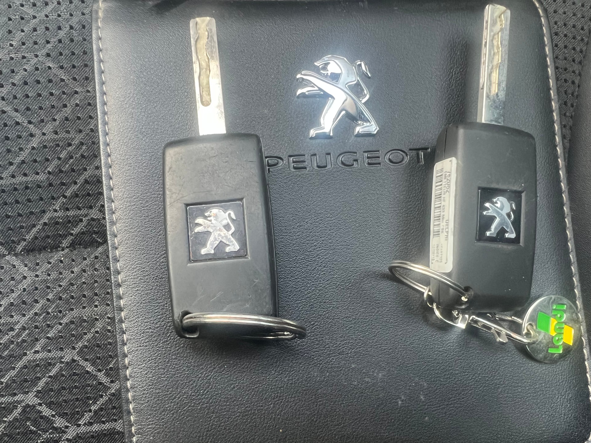 PEUGEOT 3008 HYbrid4 2.0 HDI ETG6-image-9