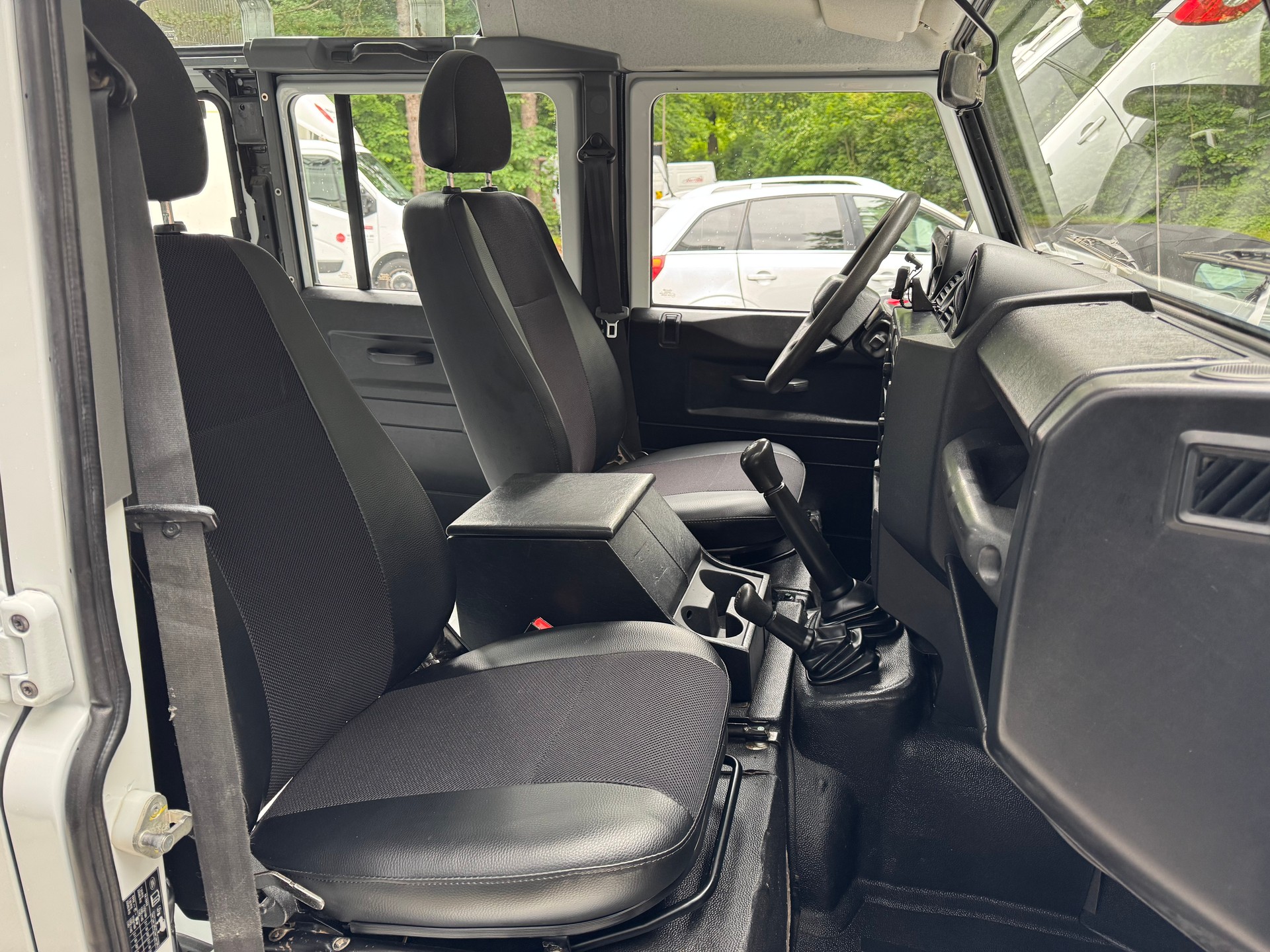 LAND ROVER Defender 110 2.4 Td4 Station Wagon-image-11