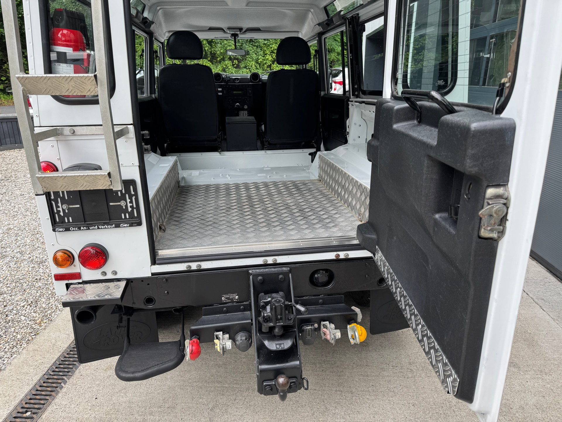 LAND ROVER Defender 110 2.4 Td4 Station Wagon-image-6