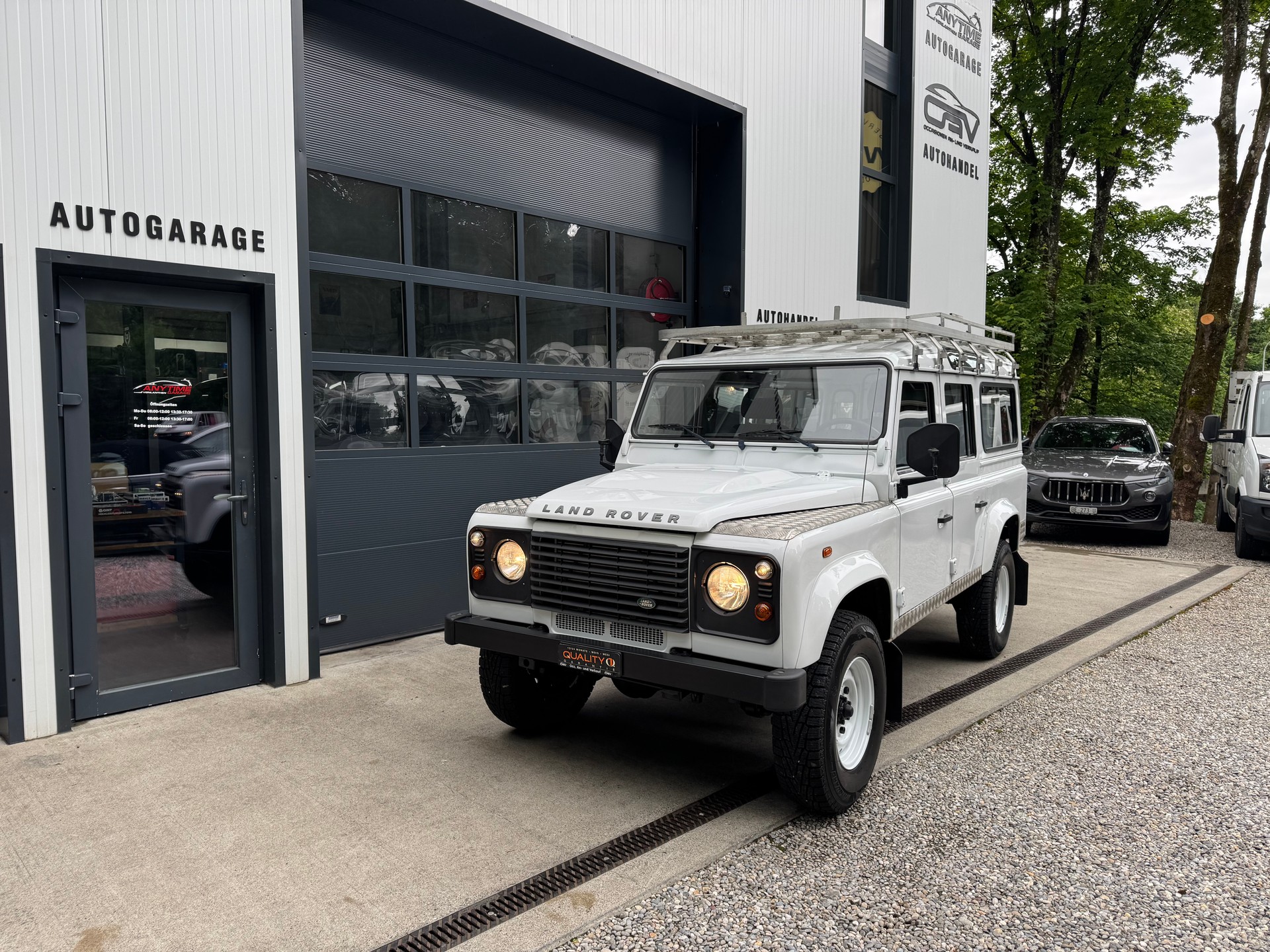 LAND ROVER Defender 110 2.4 Td4 Station Wagon-image-2