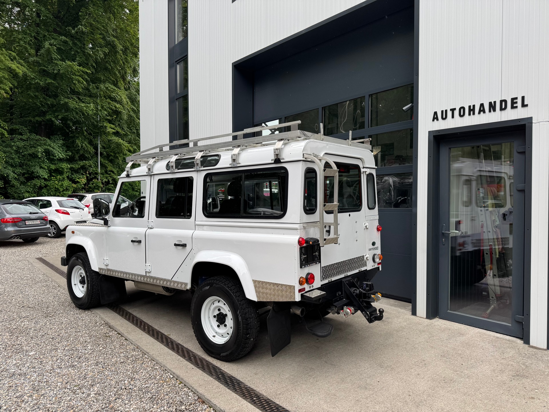 LAND ROVER Defender 110 2.4 Td4 Station Wagon-image-4