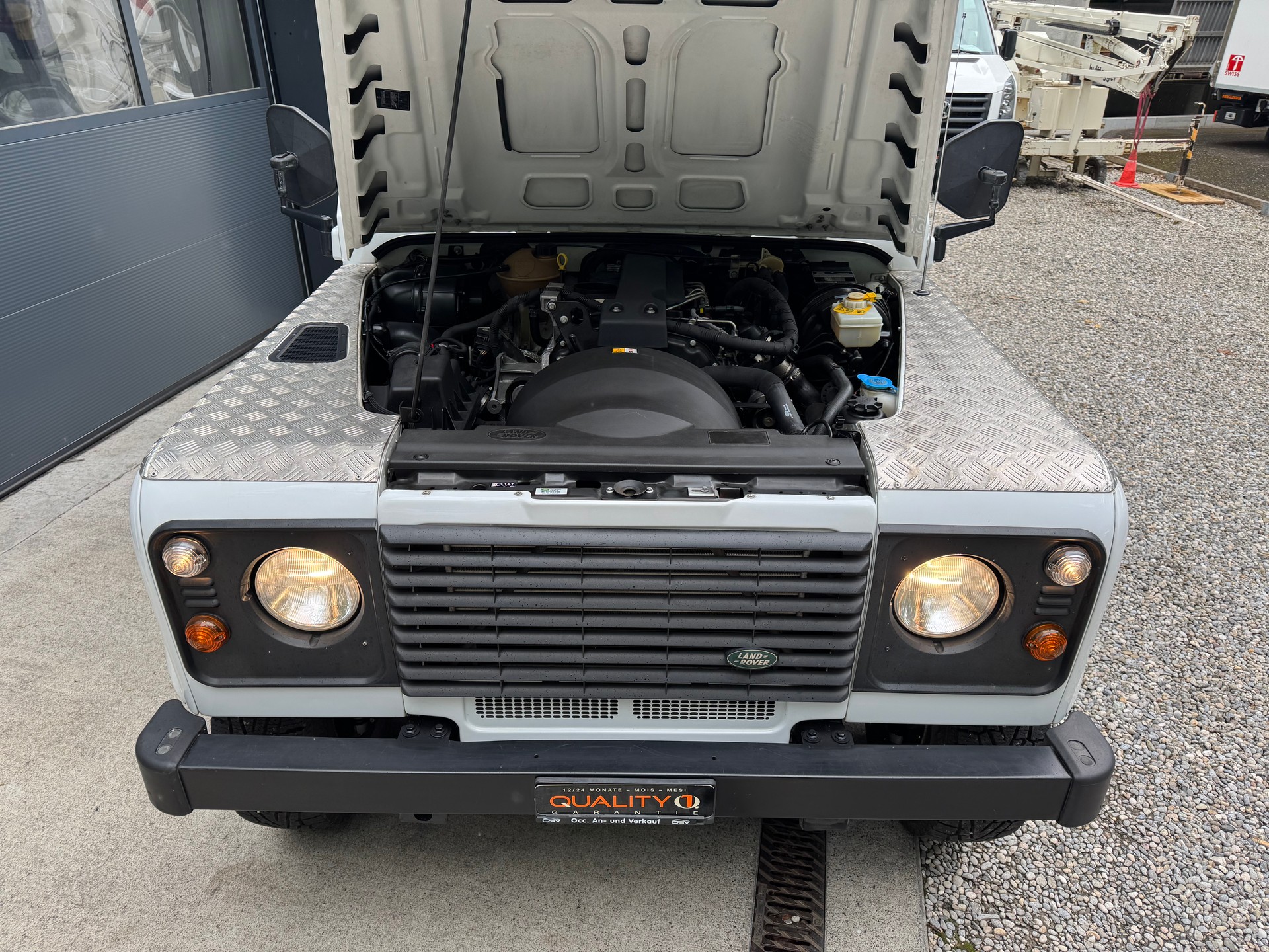 LAND ROVER Defender 110 2.4 Td4 Station Wagon-image-12