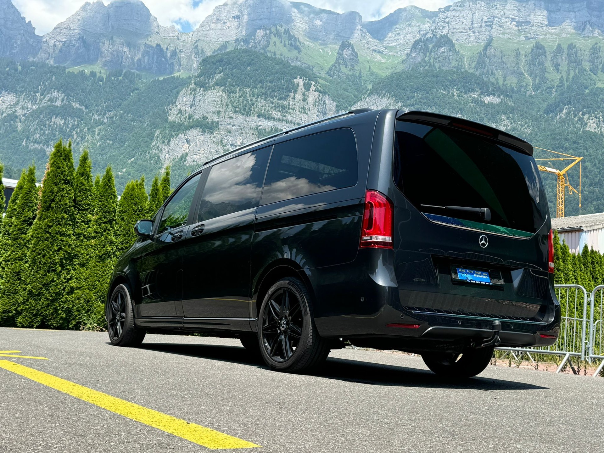 MERCEDES-BENZ V 300 d lang AMG LINE 4Matic 9G-Tronic-image-4