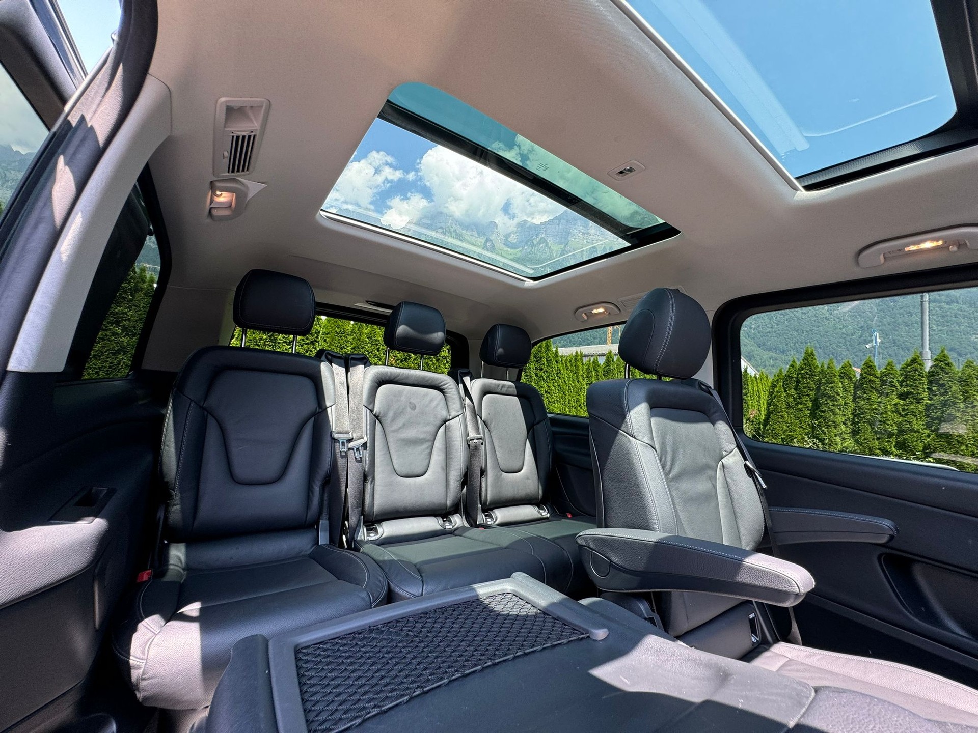 MERCEDES-BENZ V 300 d lang AMG LINE 4Matic 9G-Tronic-image-12