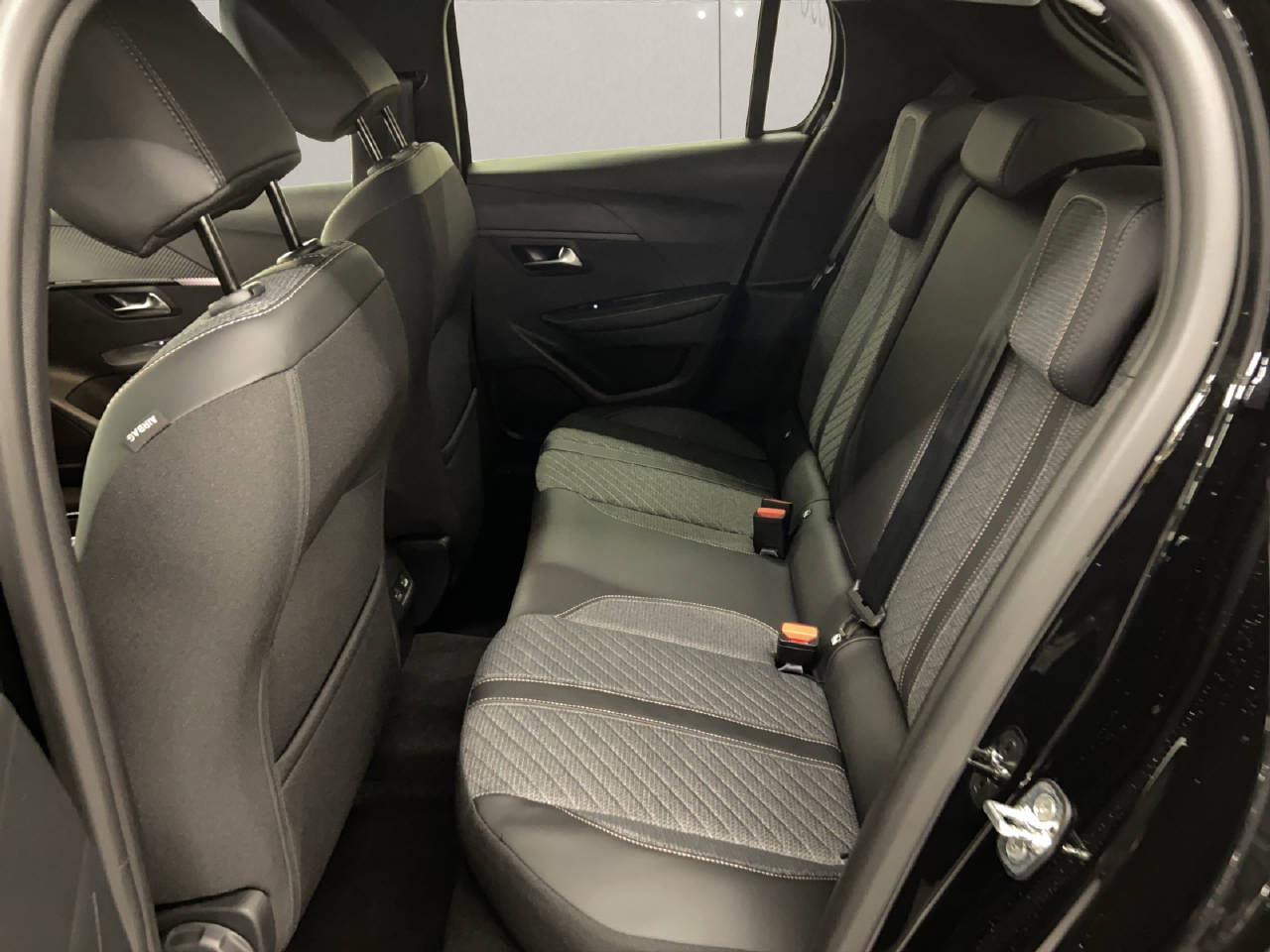 PEUGEOT 208 1.2 Hybrid Allure Premium-image-10