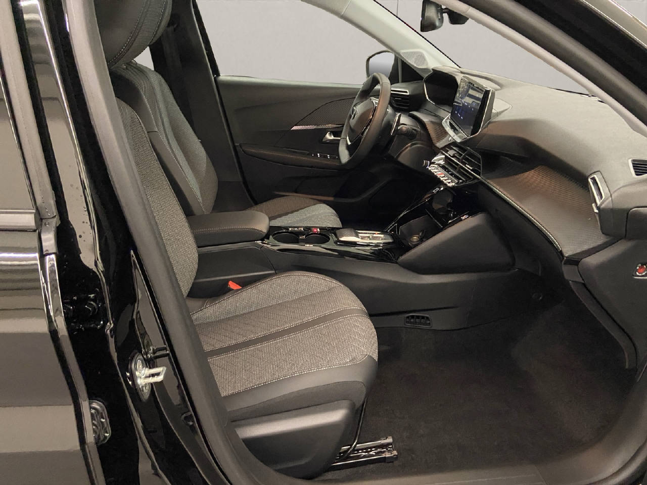 PEUGEOT 208 1.2 Hybrid Allure Premium-image-11