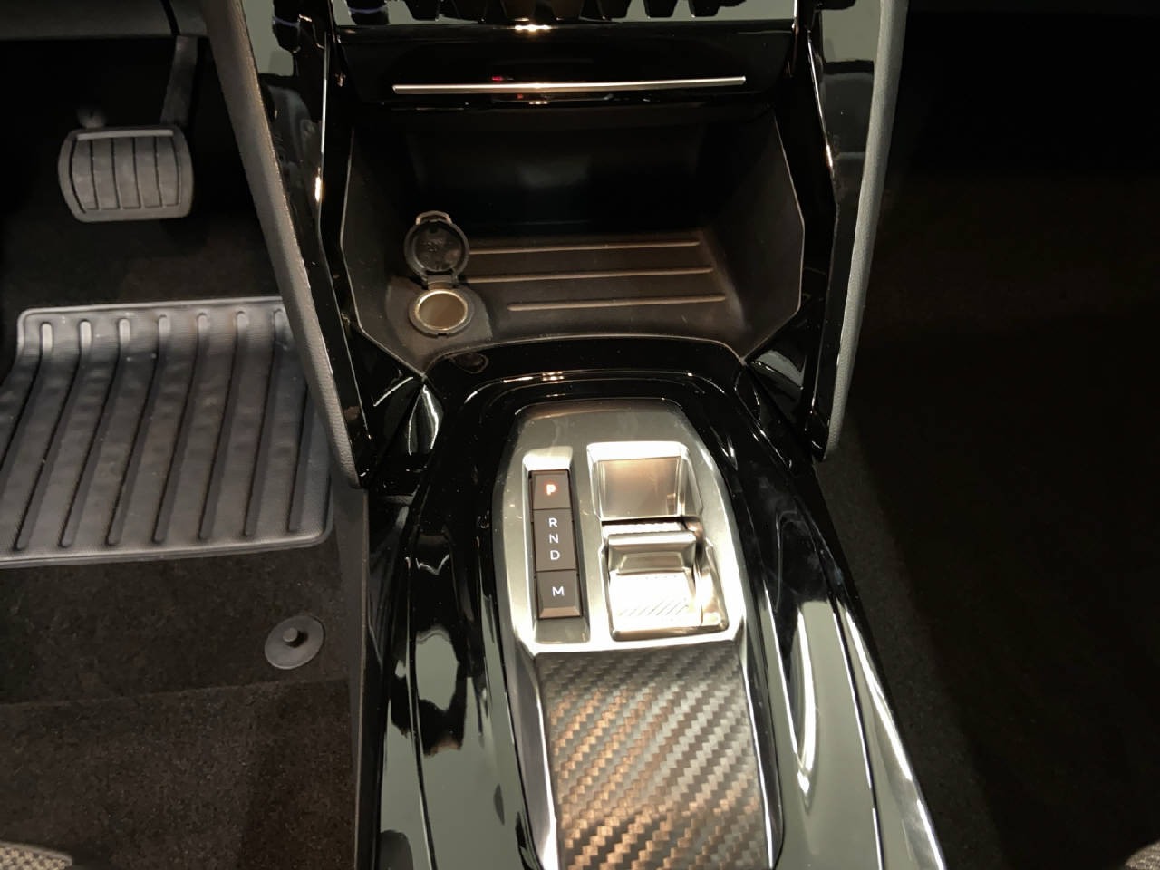 PEUGEOT 208 1.2 Hybrid Allure Premium-image-8