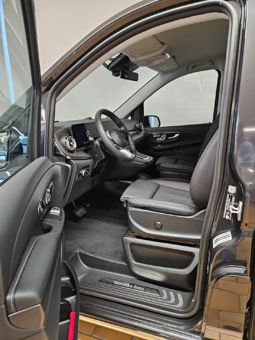 MERCEDES-BENZ EQV 300 lang Van-image-4