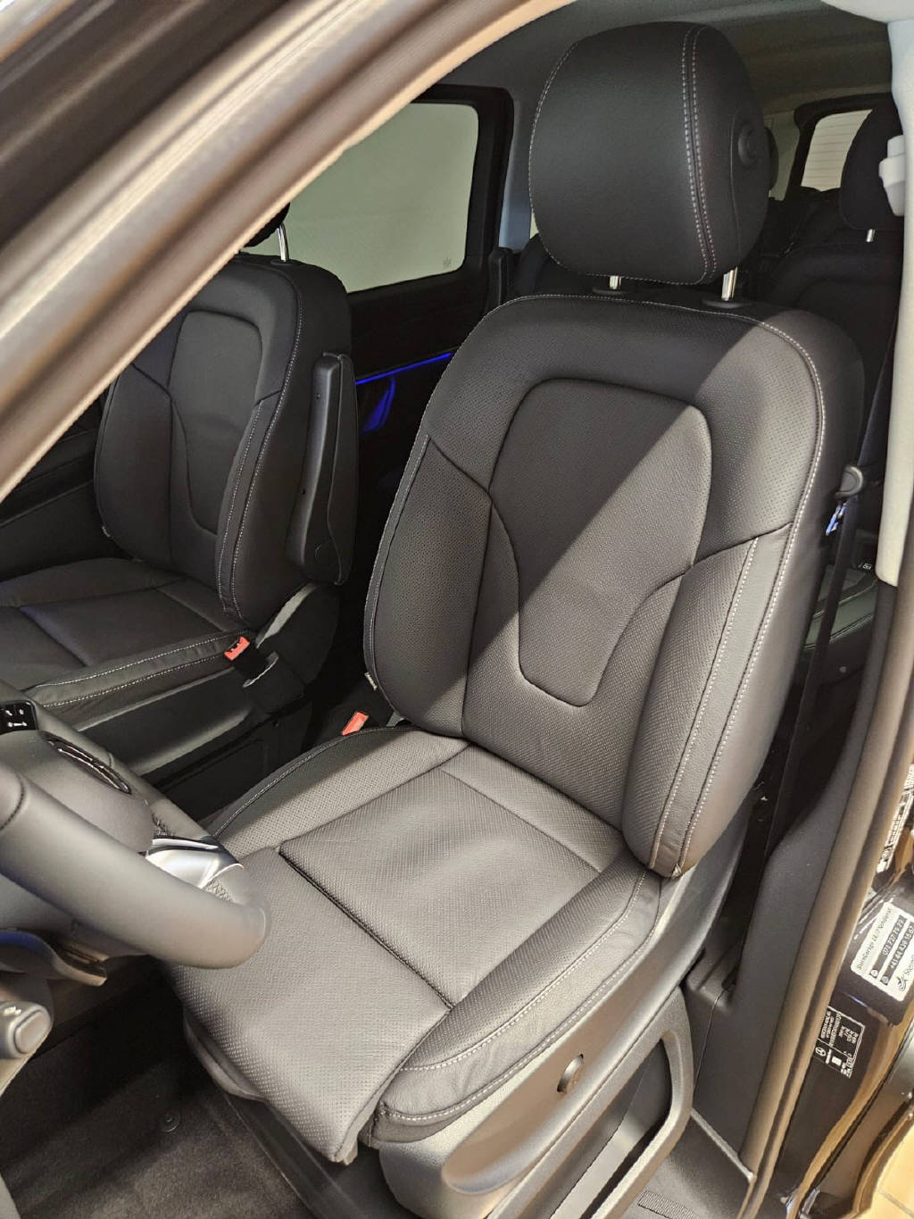 MERCEDES-BENZ EQV 300 lang Van-showroom-element-3
