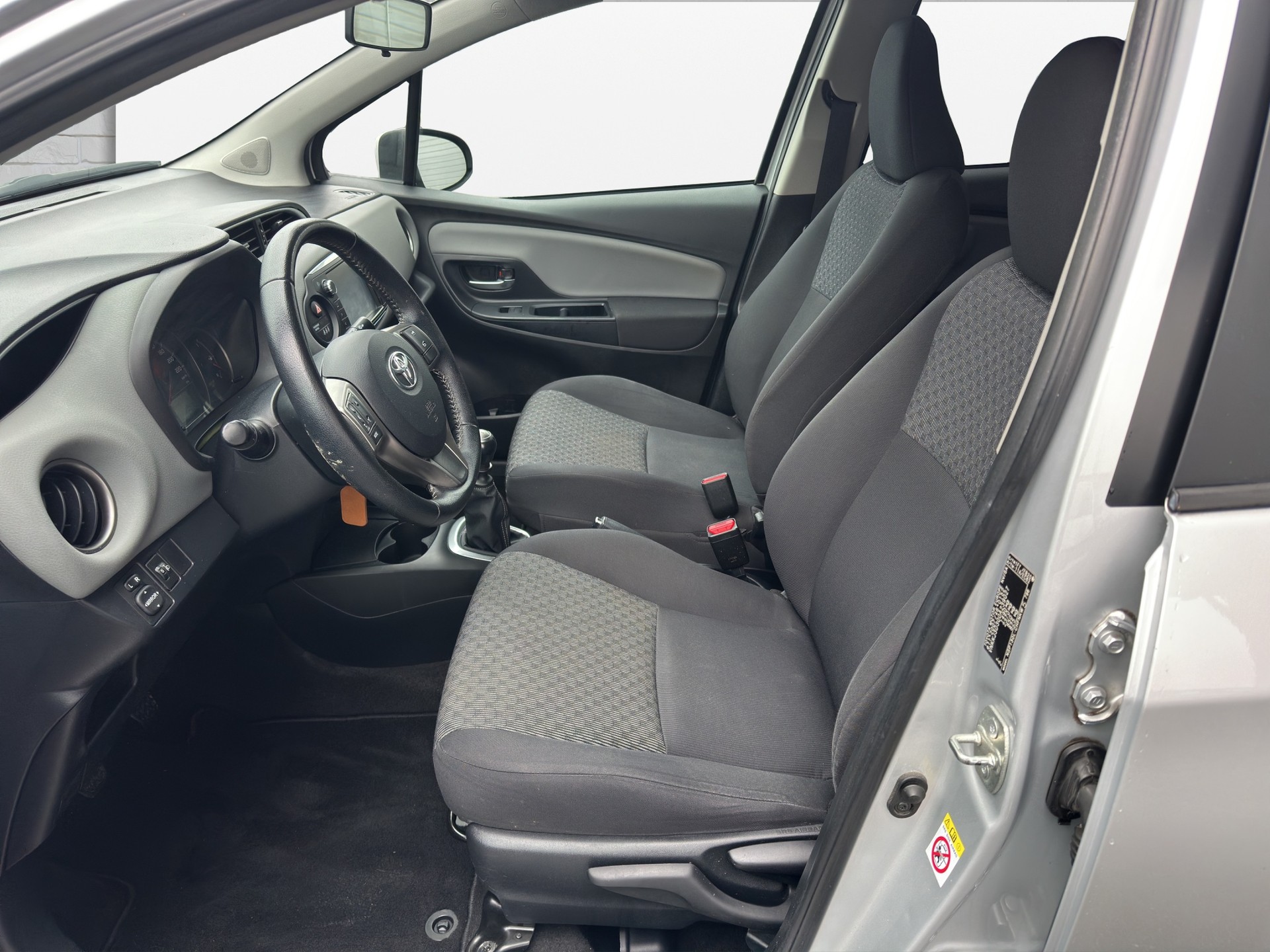 TOYOTA Yaris 1.33 Luna-image-10