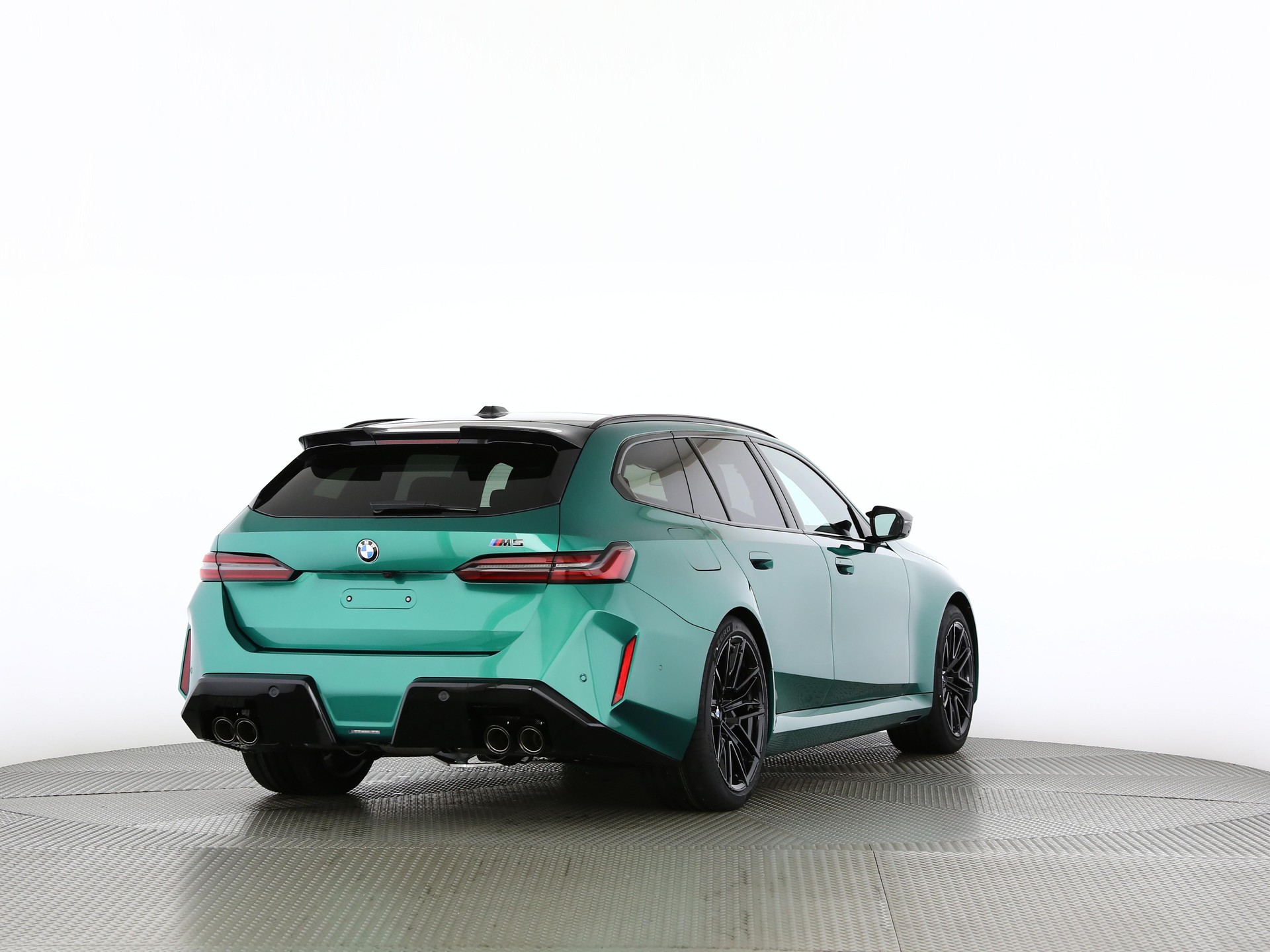 BMW M5 xDrive Touring-image-4