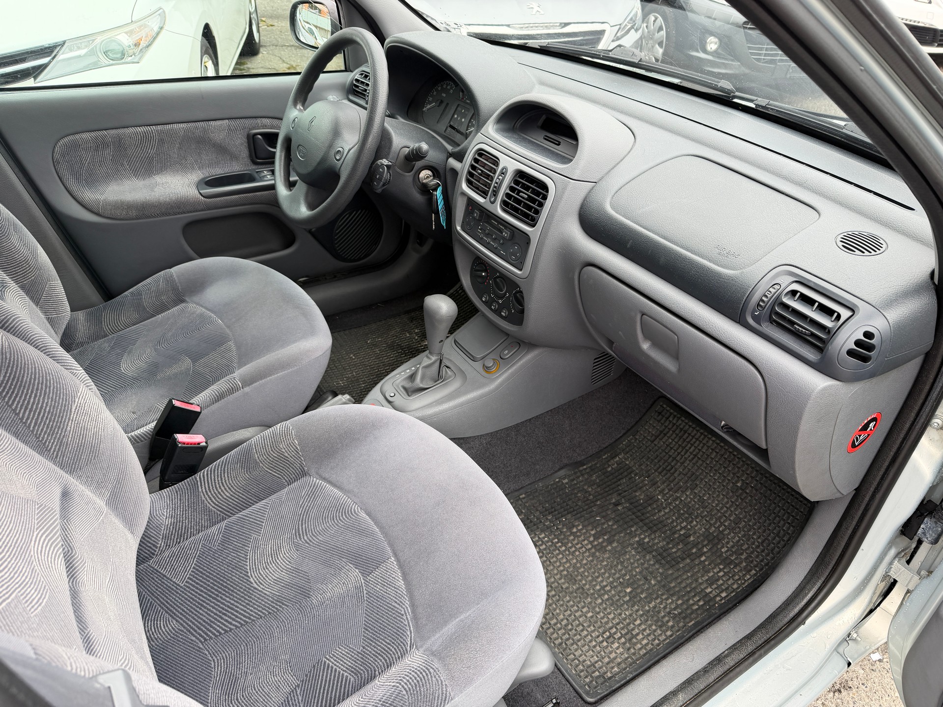 RENAULT Clio 1.6 RXE Advantage-image-7