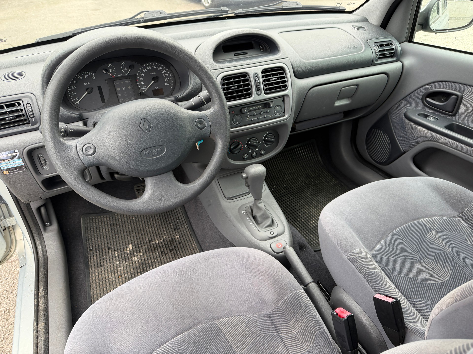 RENAULT Clio 1.6 RXE Advantage-image-8