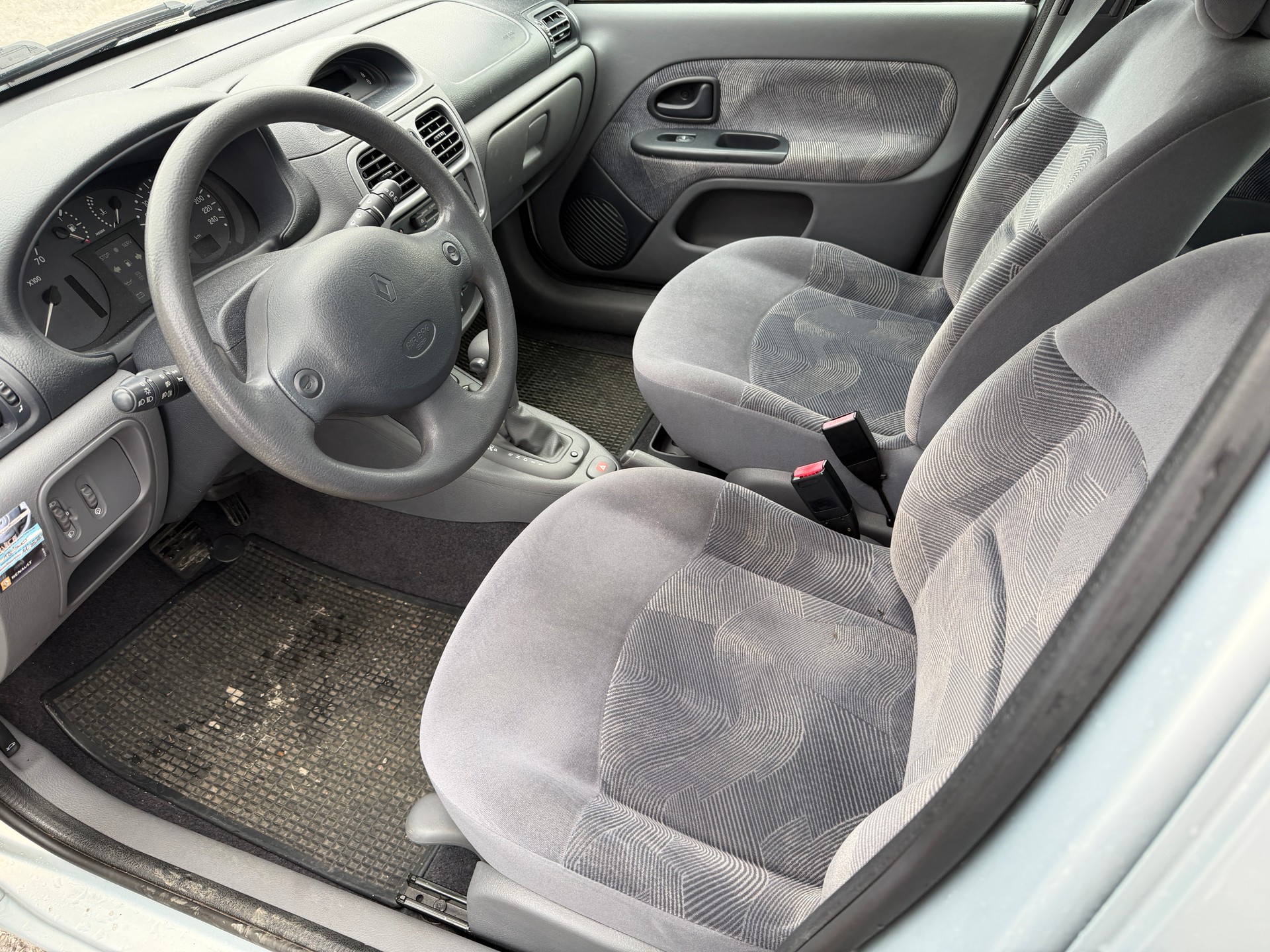 RENAULT Clio 1.6 RXE Advantage-image-11