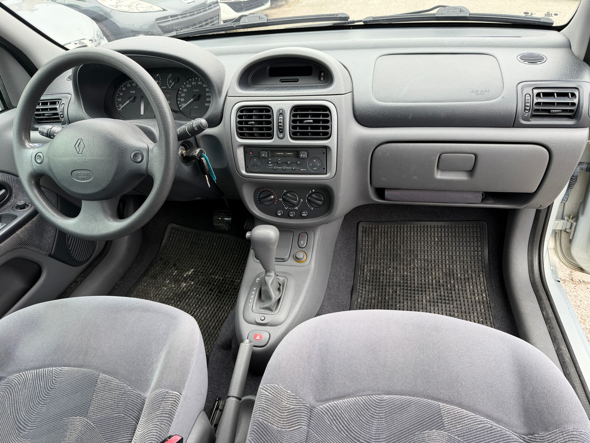RENAULT Clio 1.6 RXE Advantage-image-5