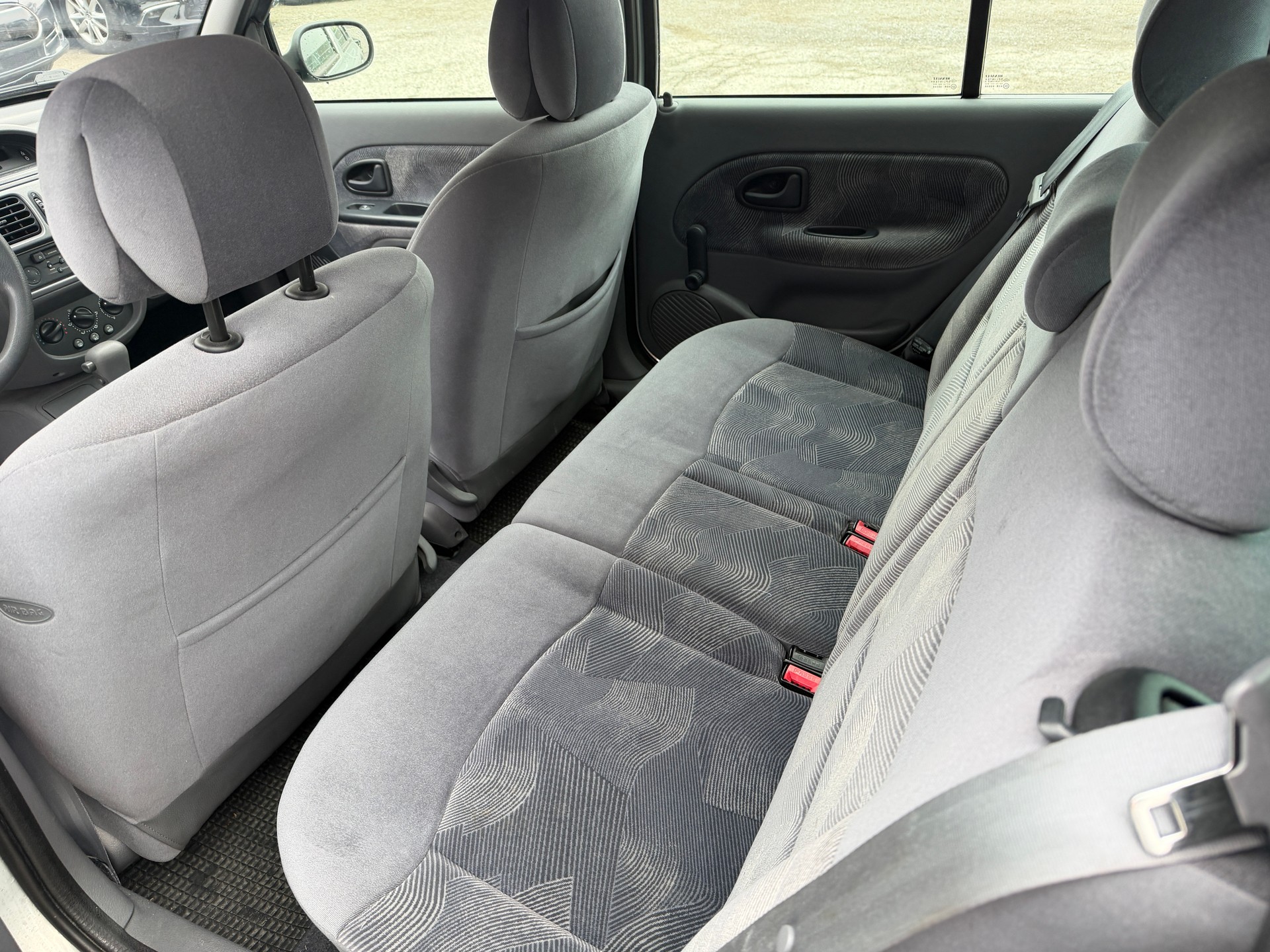 RENAULT Clio 1.6 RXE Advantage-image-9