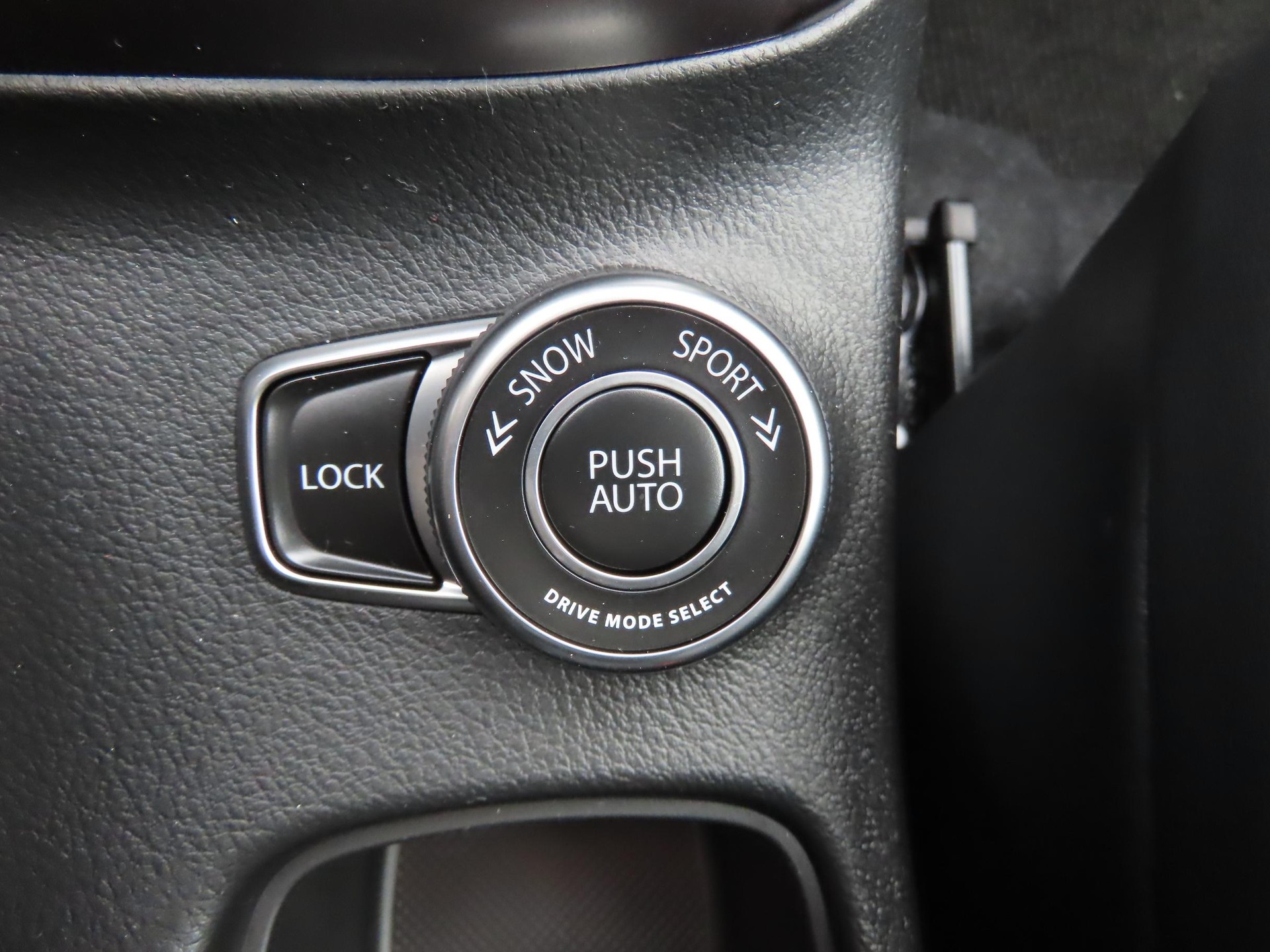 SUZUKI S-Cross 1.4 T Sakura Top Hybrid 4x4-image-15