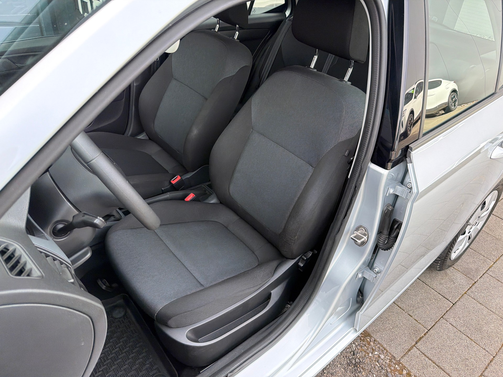 SKODA Fabia 1.0 MPI Ambition-image-8