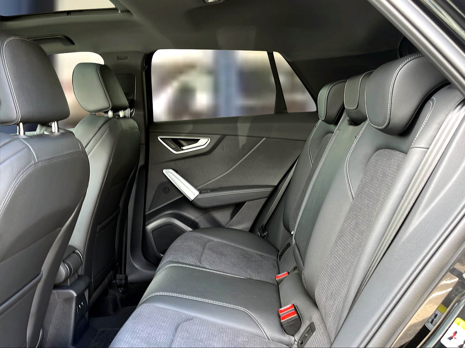 AUDI Q2 40 TFSI S line Attraction quattro S-tronic Mythosschwarz Metallic-image-9