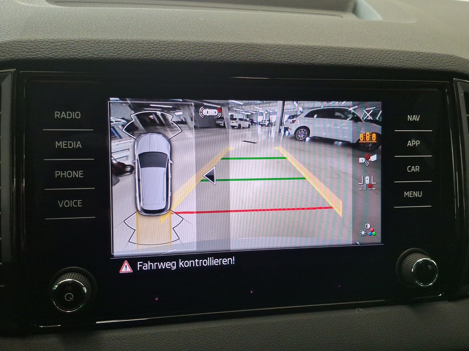 SKODA Karoq 2.0 TSI SportLine 4x4 DSG-image-13
