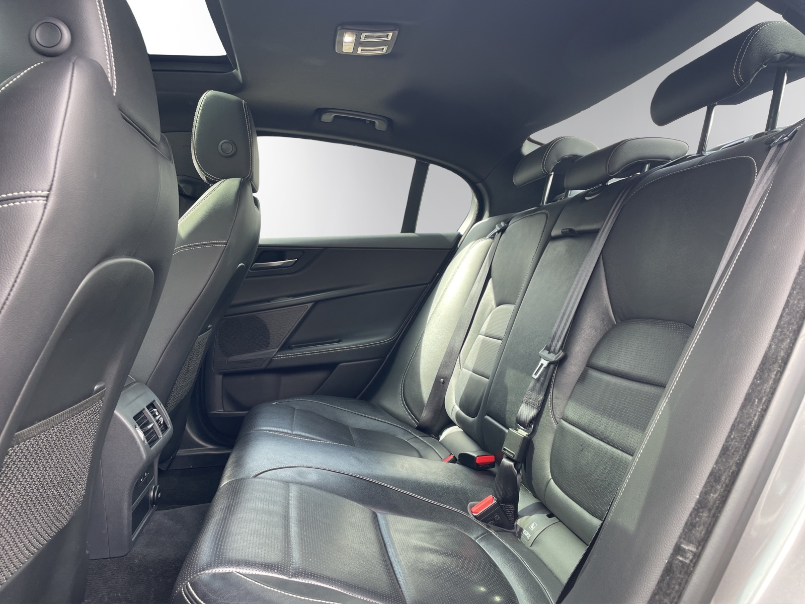 JAGUAR XE 25d R-Sport AWD Automat-image-9