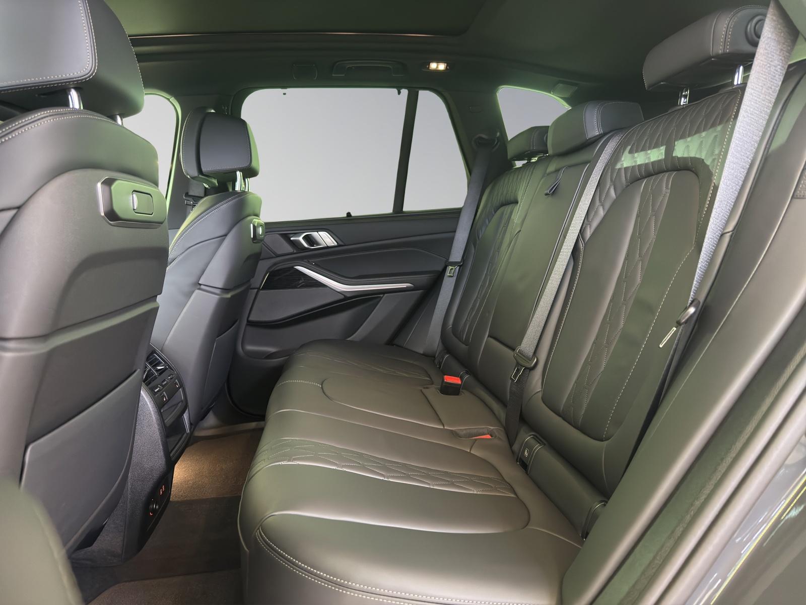 BMW X5 M60i xDrive-image-14