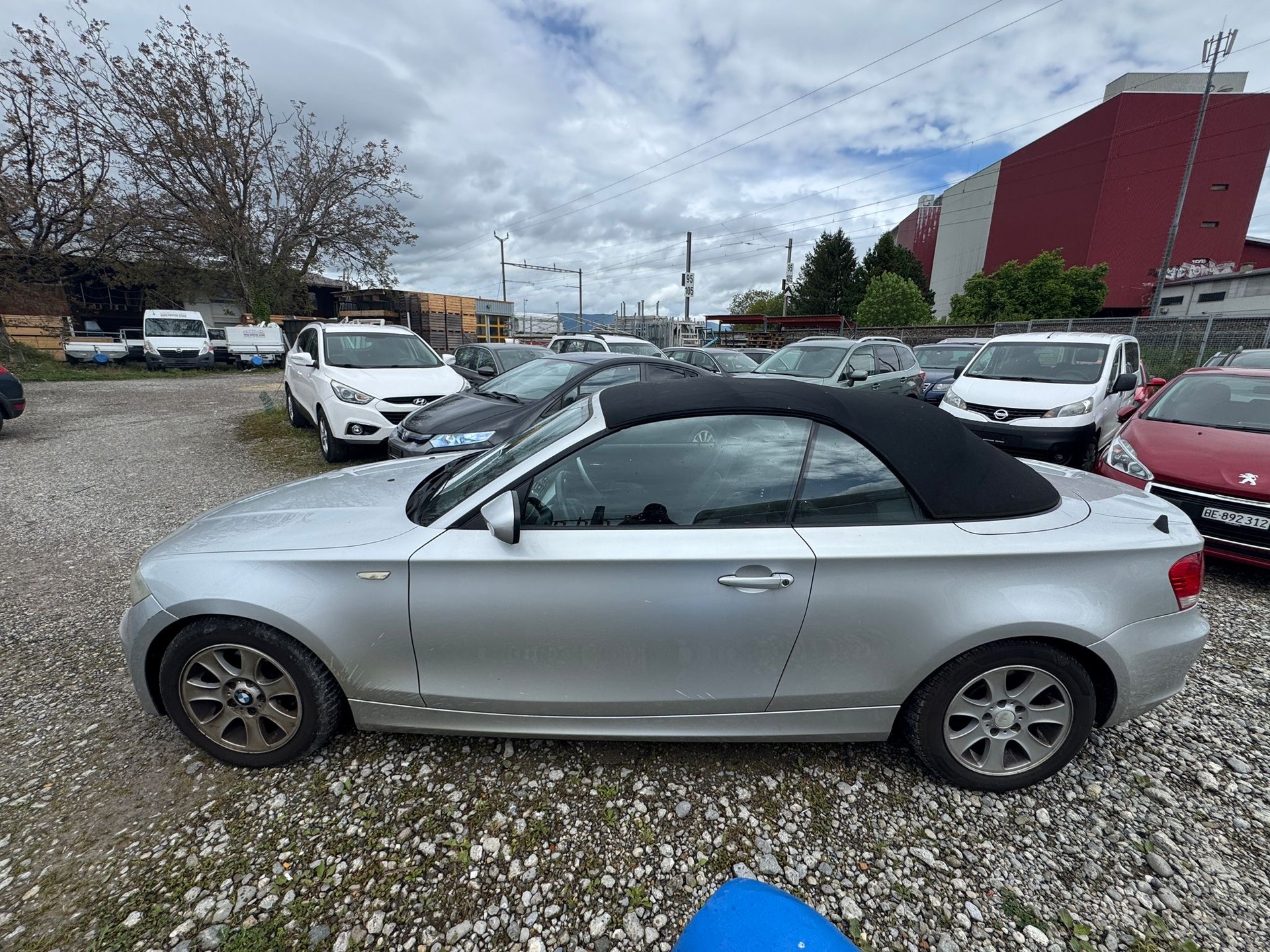 BMW 120i Cabrio-image-6