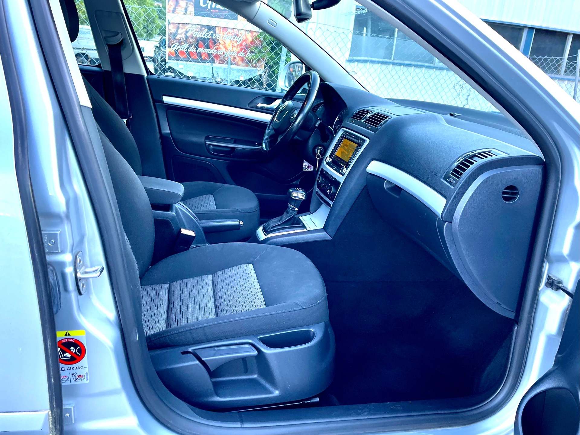 SKODA Octavia Combi 2.0 TDI Ambiente DSG-image-13