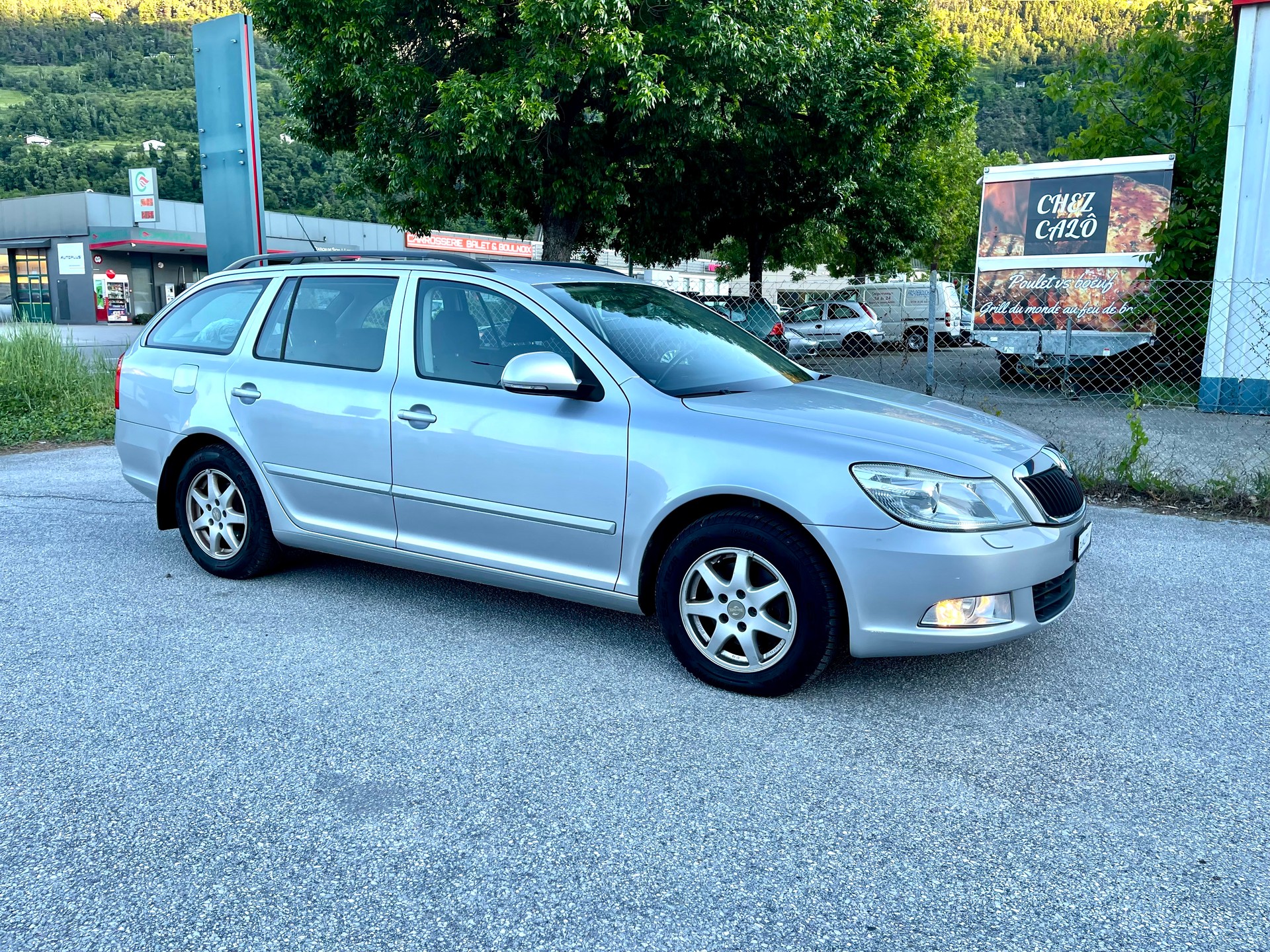 SKODA Octavia Combi 2.0 TDI Ambiente DSG-image-12