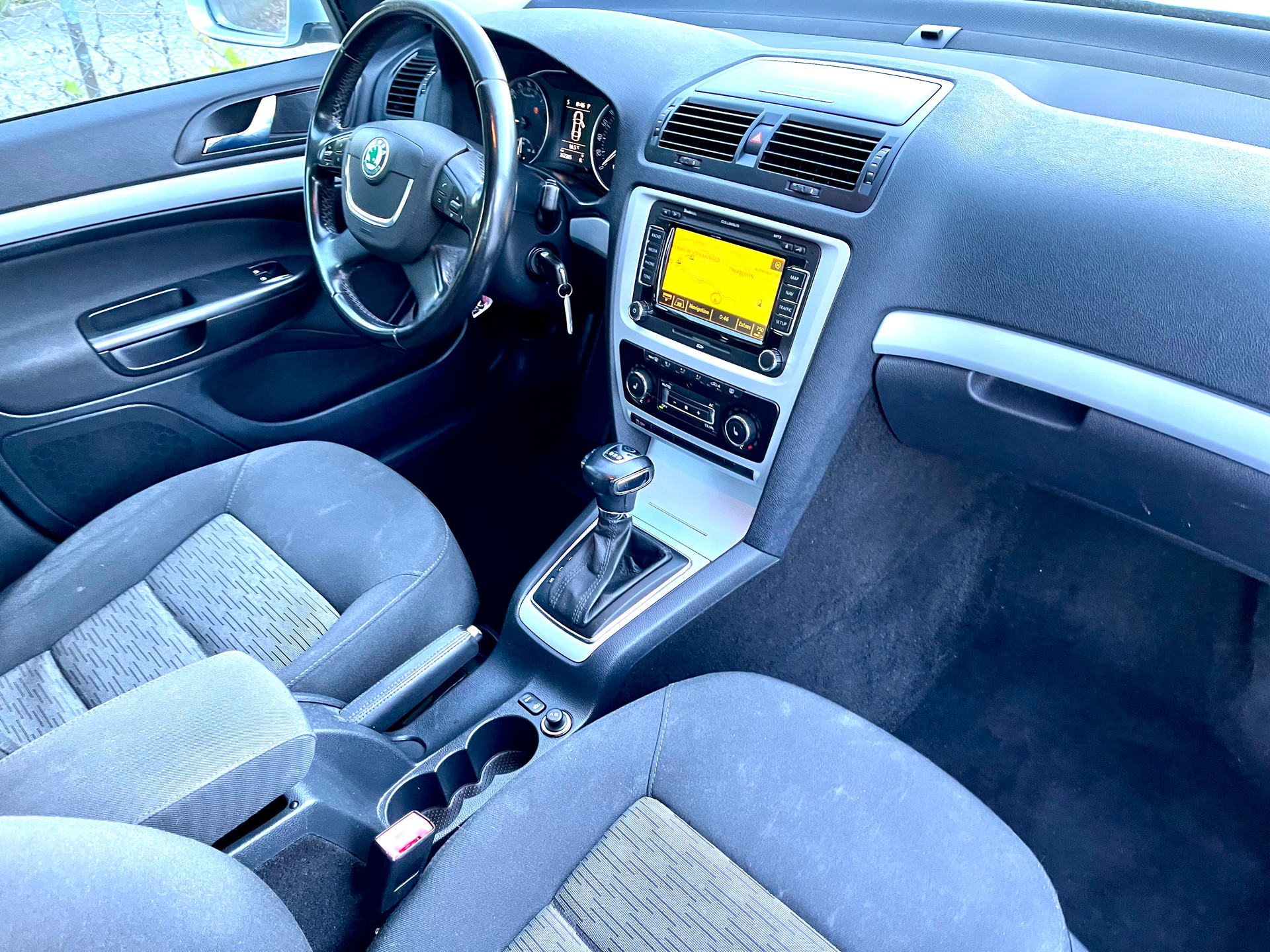 SKODA Octavia Combi 2.0 TDI Ambiente DSG-image-9