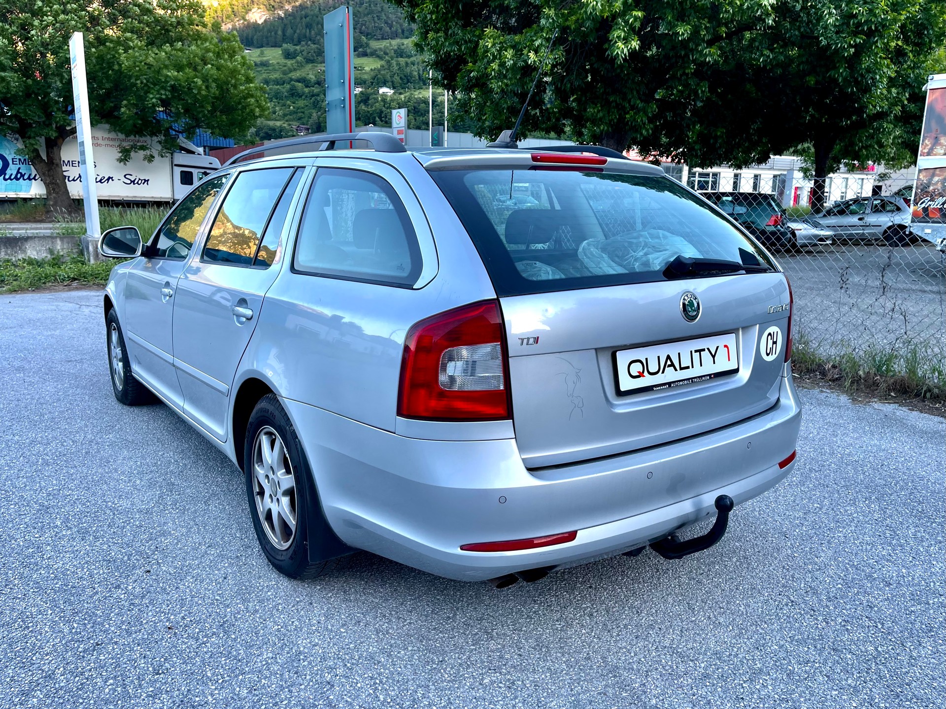 SKODA Octavia Combi 2.0 TDI Ambiente DSG-image-15