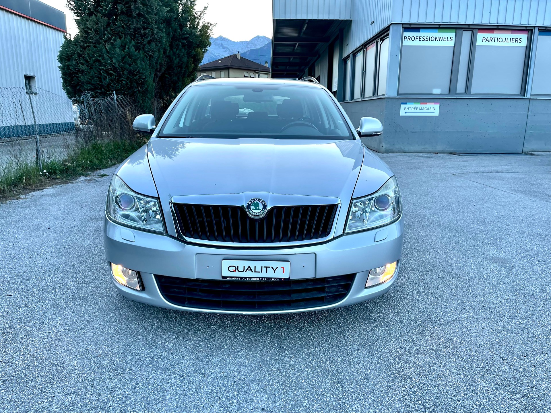 SKODA Octavia Combi 2.0 TDI Ambiente DSG-image-19