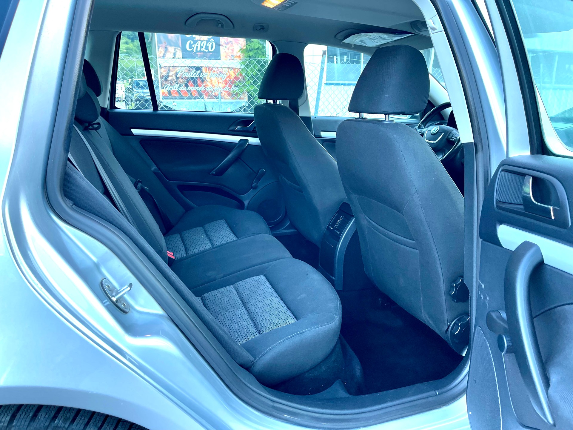 SKODA Octavia Combi 2.0 TDI Ambiente DSG-image-8