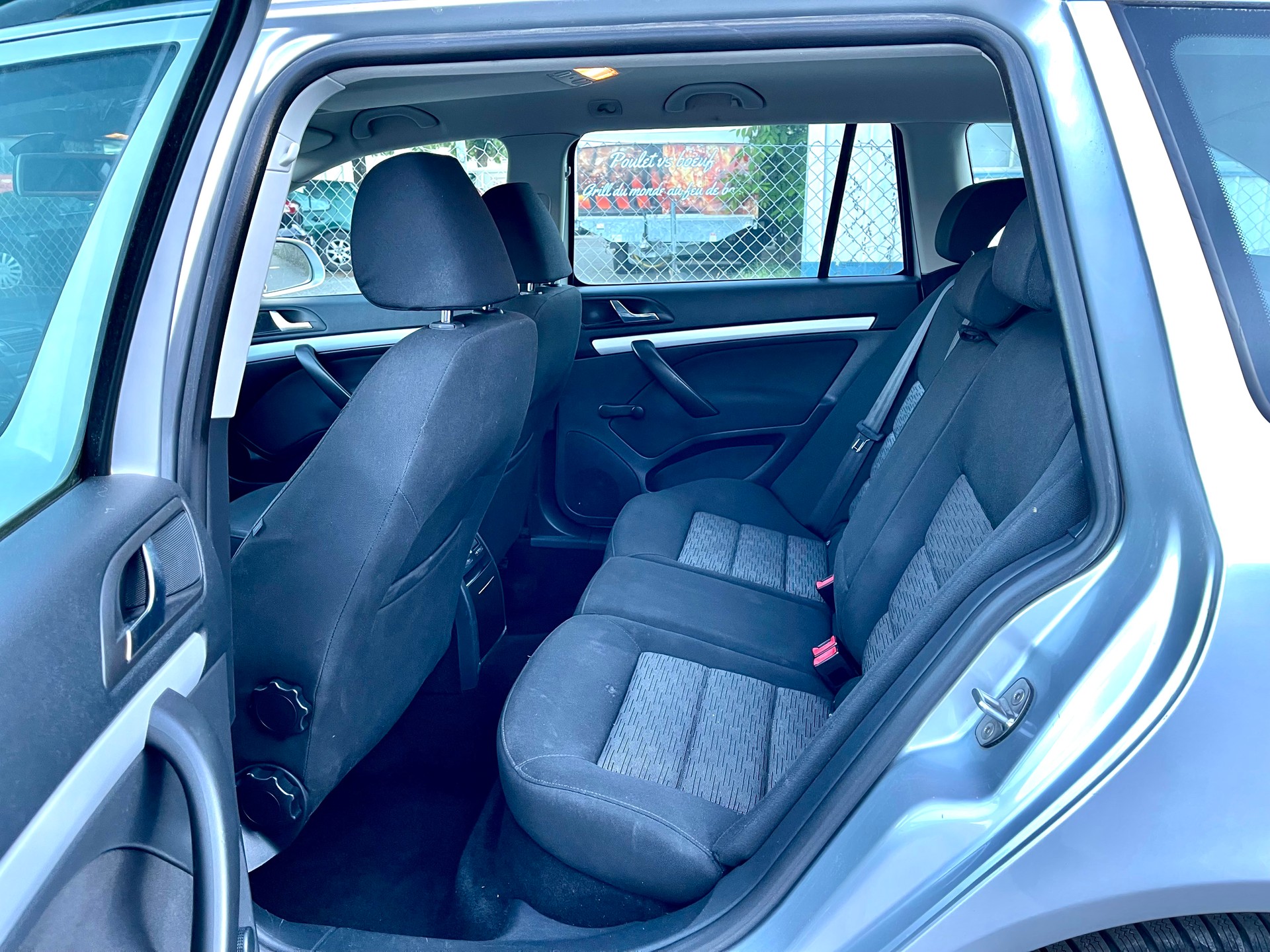SKODA Octavia Combi 2.0 TDI Ambiente DSG-image-16