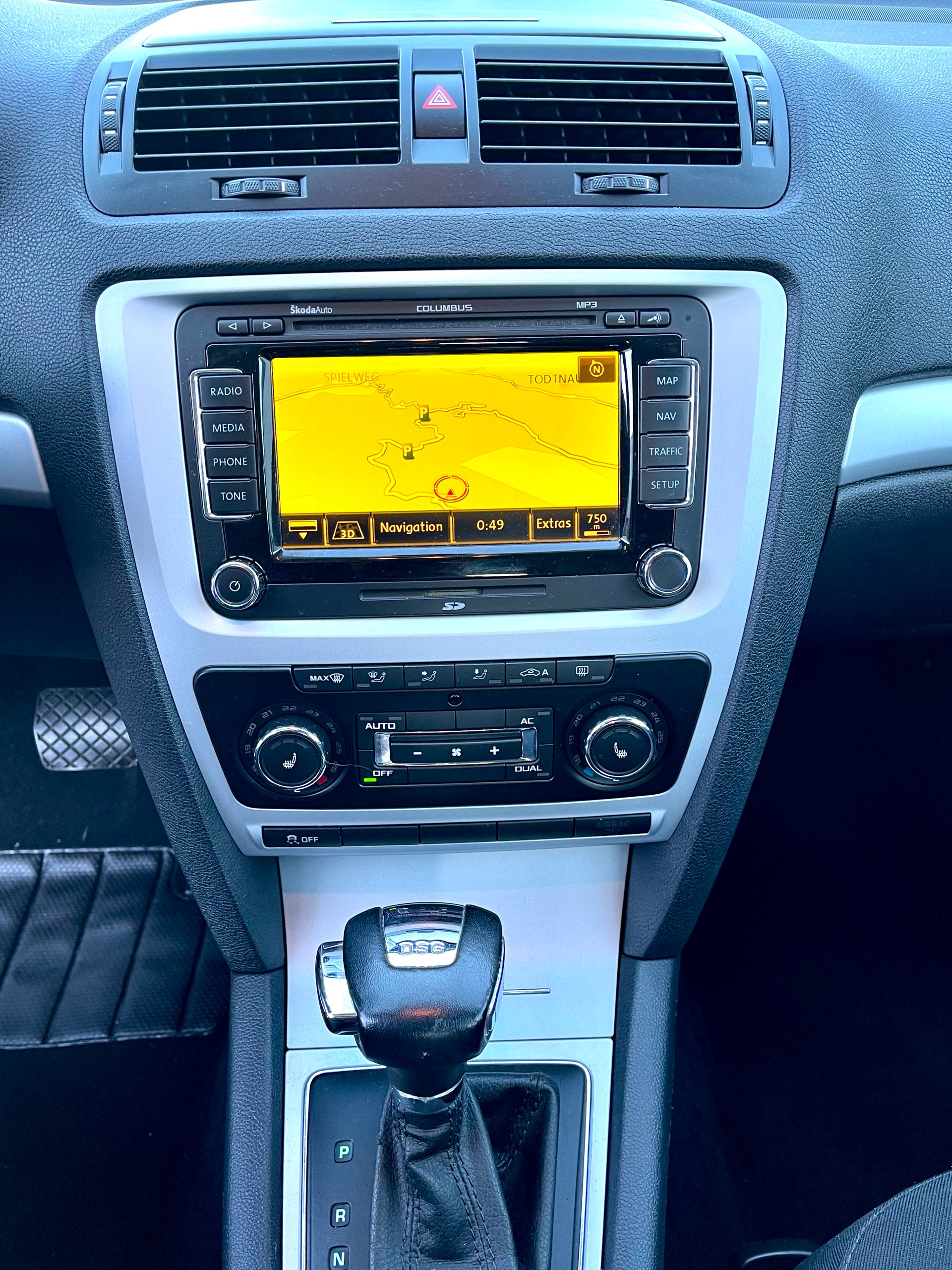 SKODA Octavia Combi 2.0 TDI Ambiente DSG-image-25