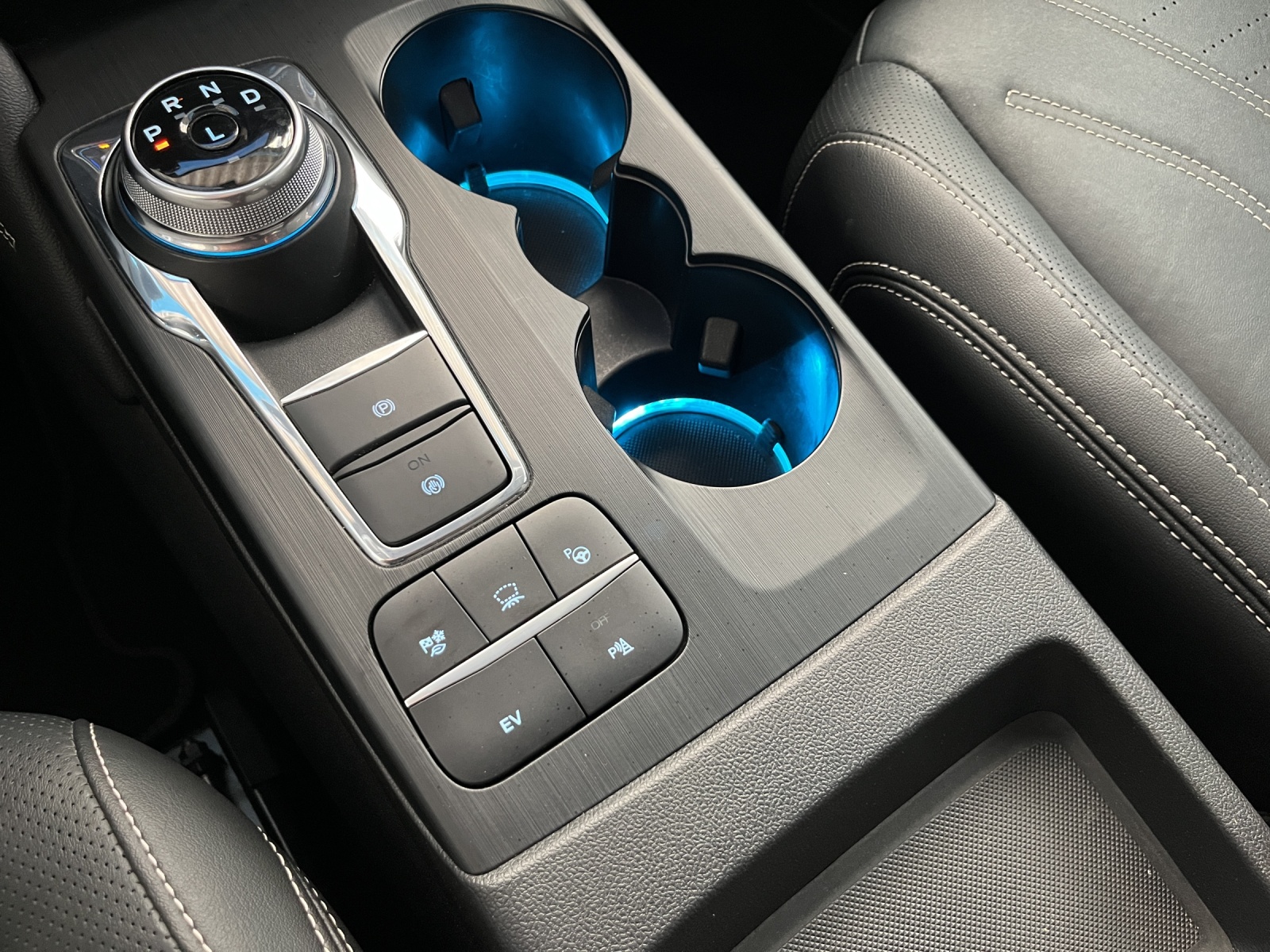 FORD Kuga 2.5 PHEV Vignale 2WD-image-16