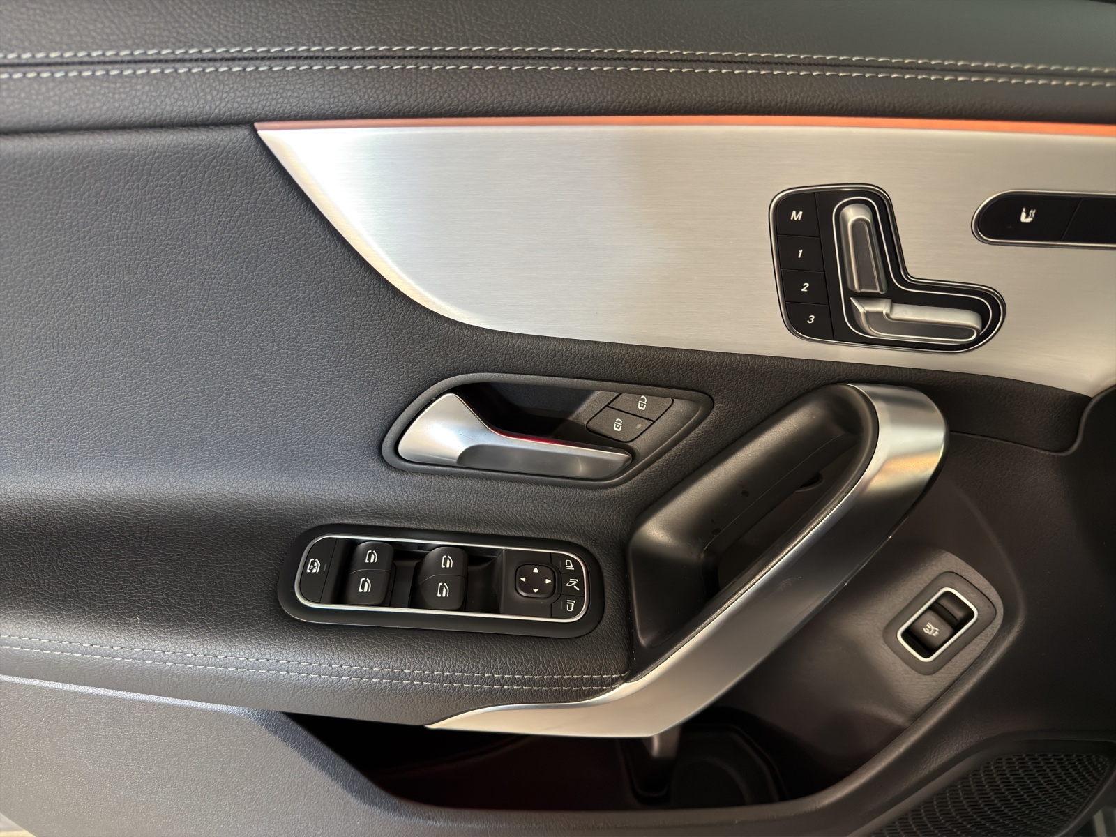 MERCEDES-BENZ CLA SB 200 7G-DCT-image-8
