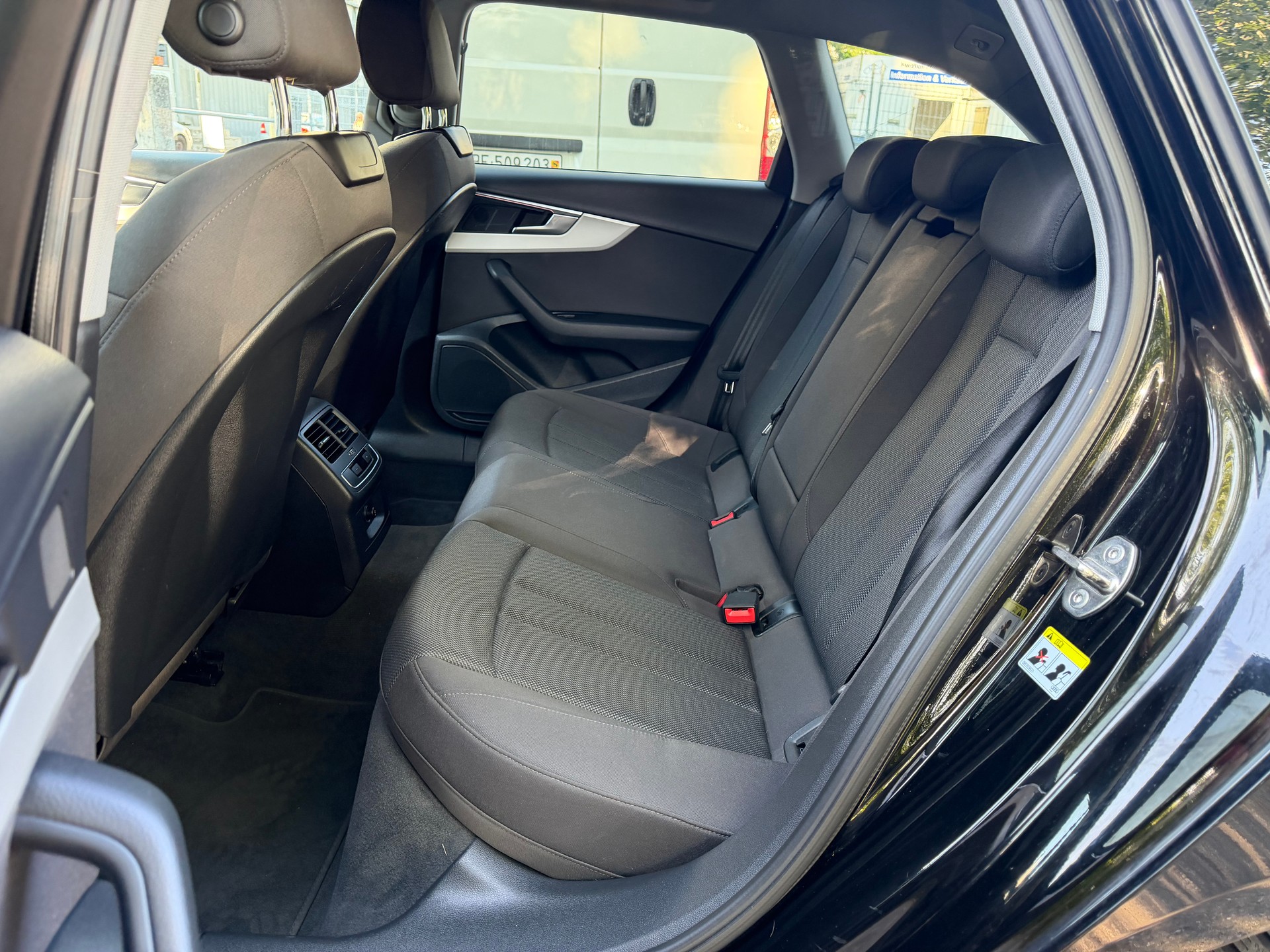 AUDI A4 Avant 35 TDI S-tronic ** Gr-Navigationssystem ** PDC Vorne + Hinten ** Tempomat ** Frisch Ab MFK & Service **-image-3