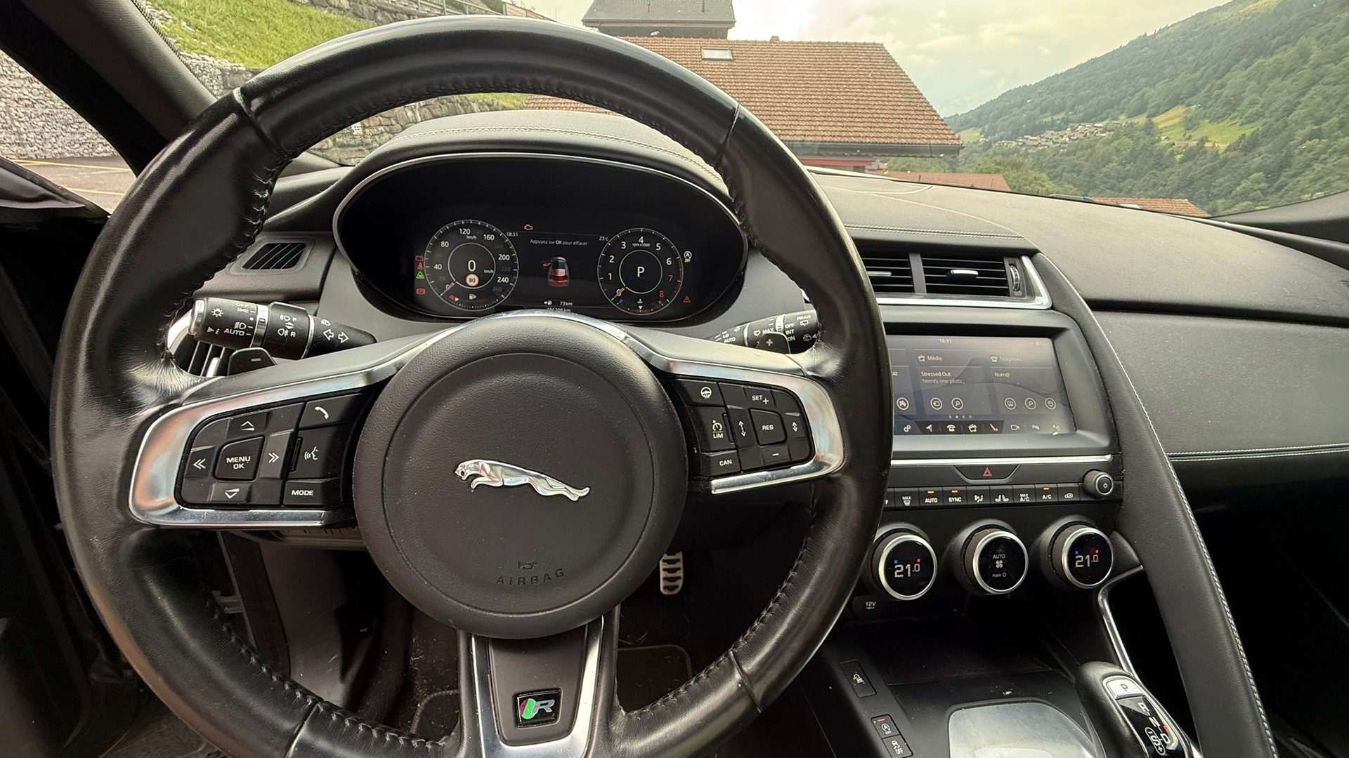 JAGUAR 2.0 T 250 R-Dynamic SE AWD-image-4