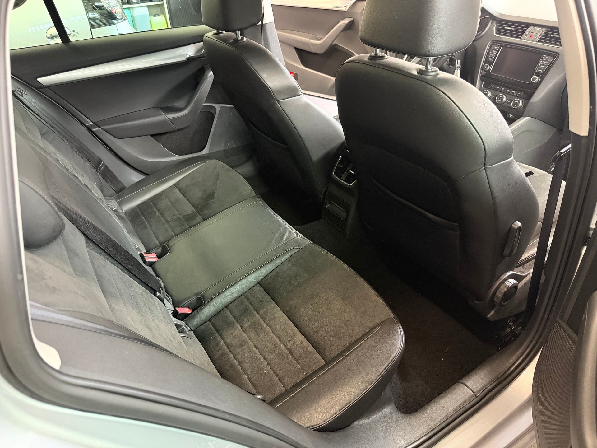 SKODA Octavia Combi 1.8 TSI Elegance 4x4 DSG-image-12