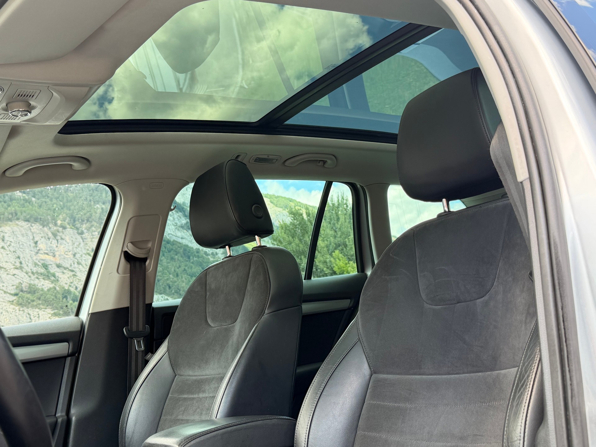 SKODA Octavia Combi 1.8 TSI Elegance 4x4 DSG-image-4