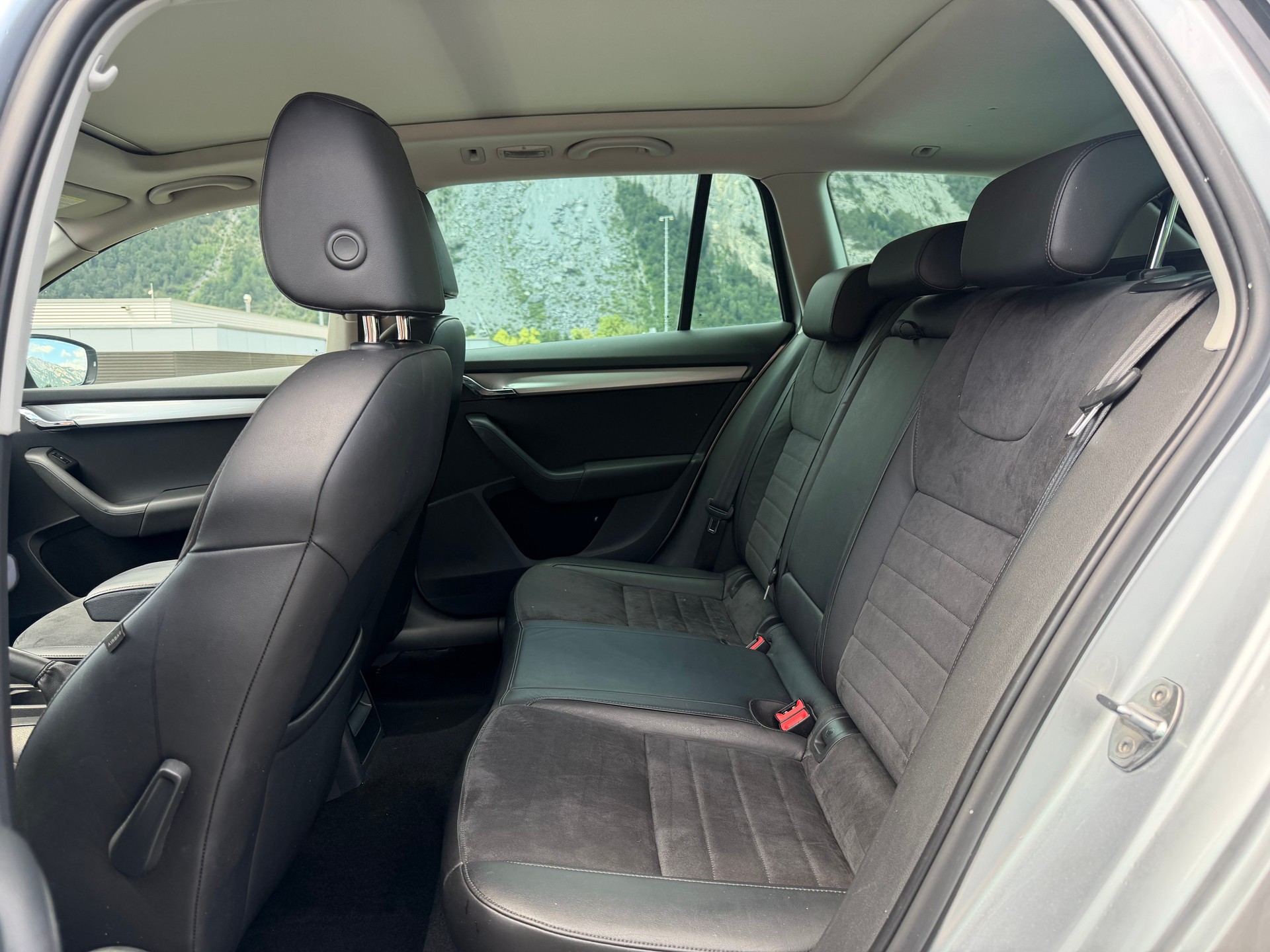 SKODA Octavia Combi 1.8 TSI Elegance 4x4 DSG-image-9